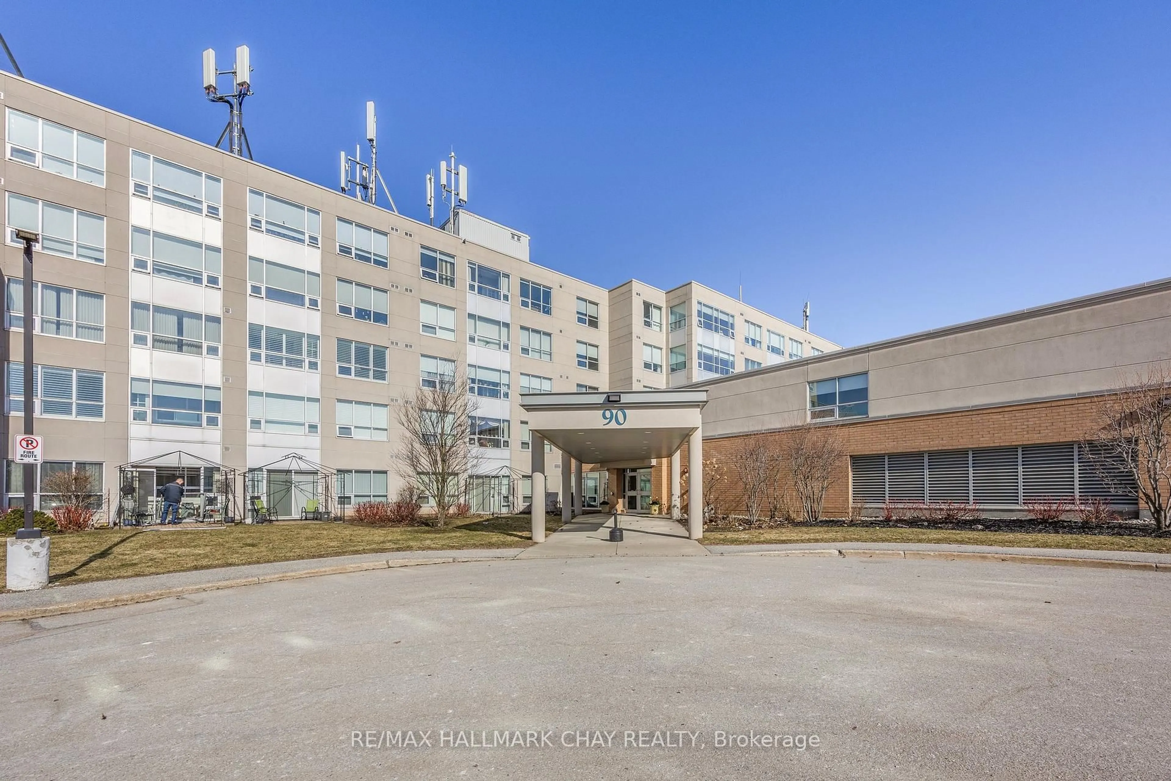 Indoor foyer for 90 Dean Ave #412, Barrie Ontario L4N 0M3