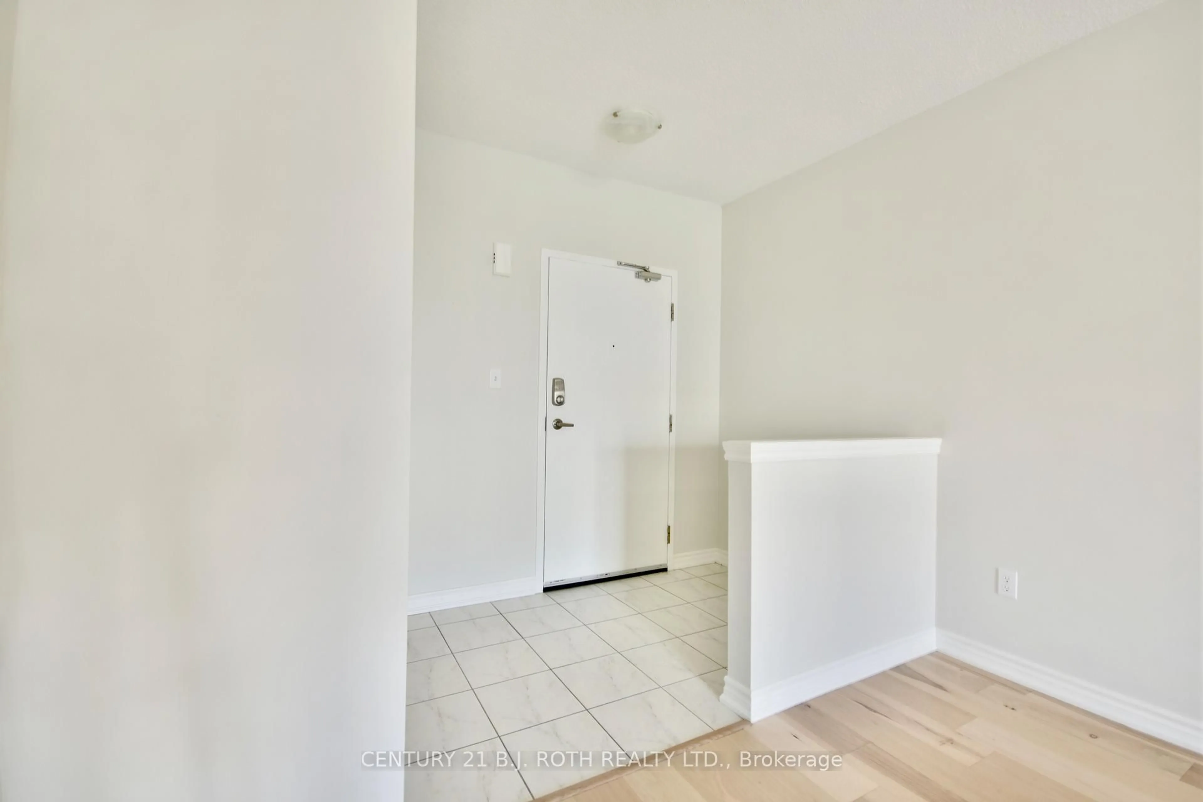 Indoor entryway for 39 Ferndale Dr #205, Barrie Ontario L4N 5T5