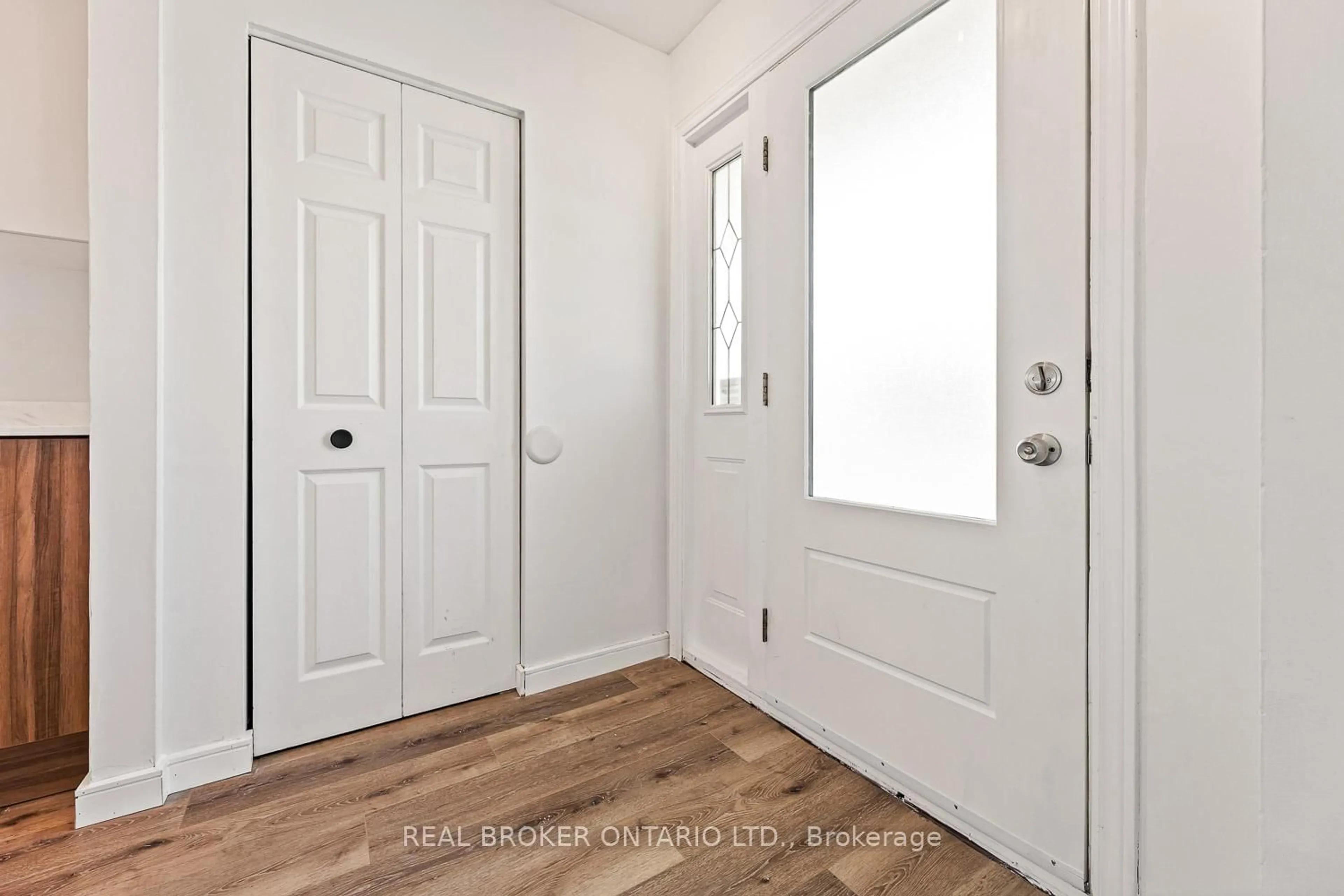 Indoor entryway for 56 Bernick Dr, Barrie Ontario L4M 2V5