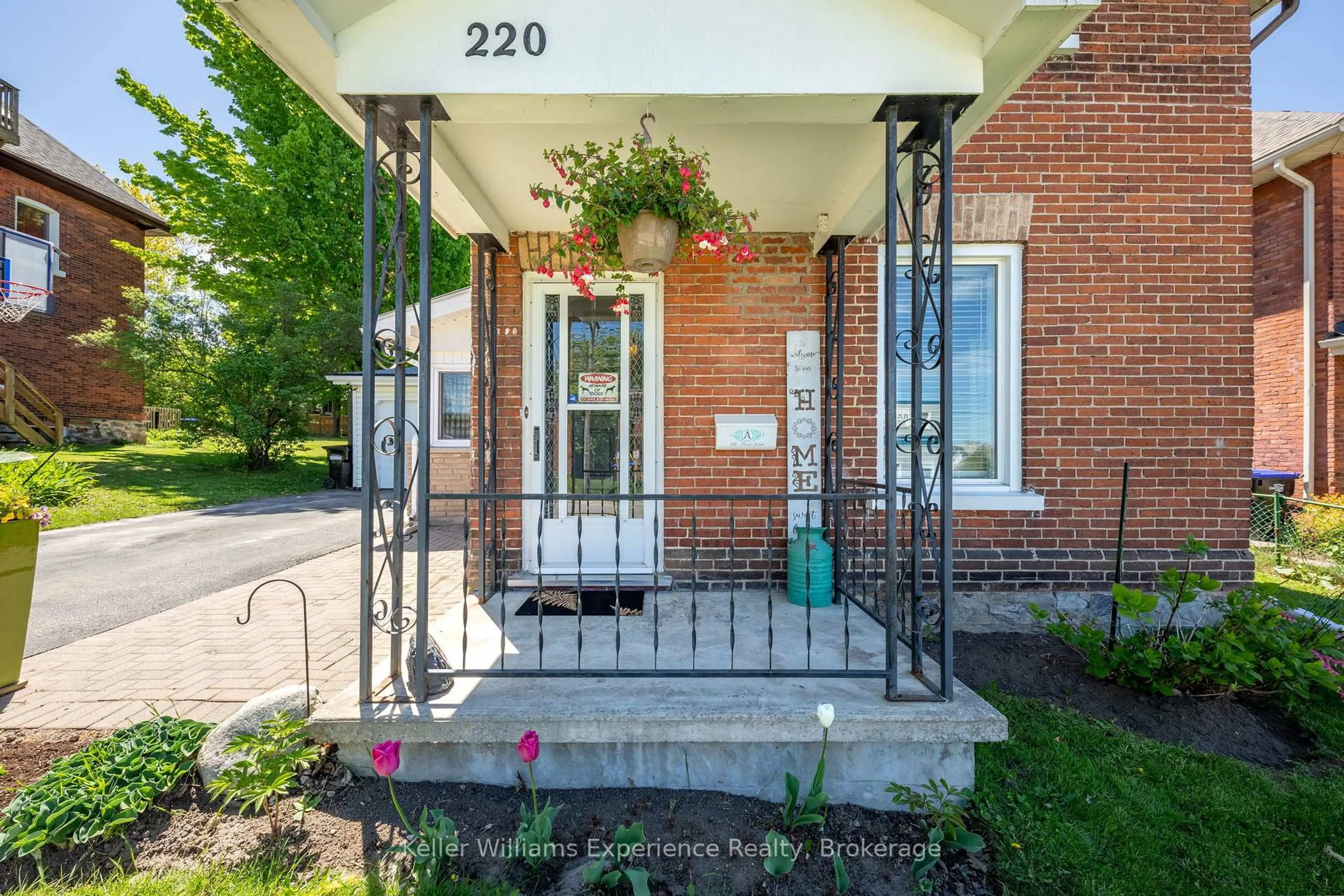 Indoor entryway for 220 Third St, Midland Ontario L4R 3S1