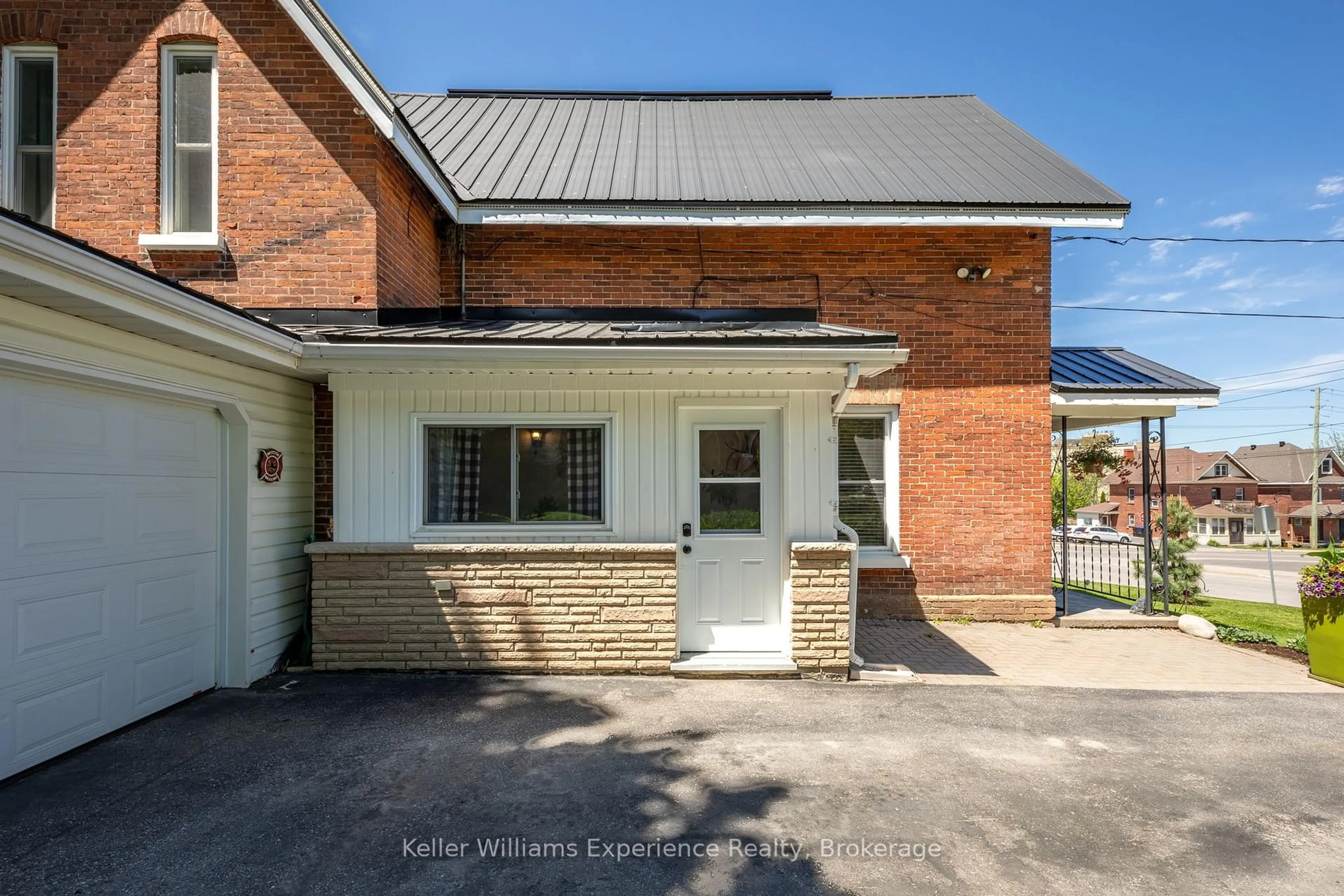 Home with brick exterior material, unknown for 220 Third St, Midland Ontario L4R 3S1