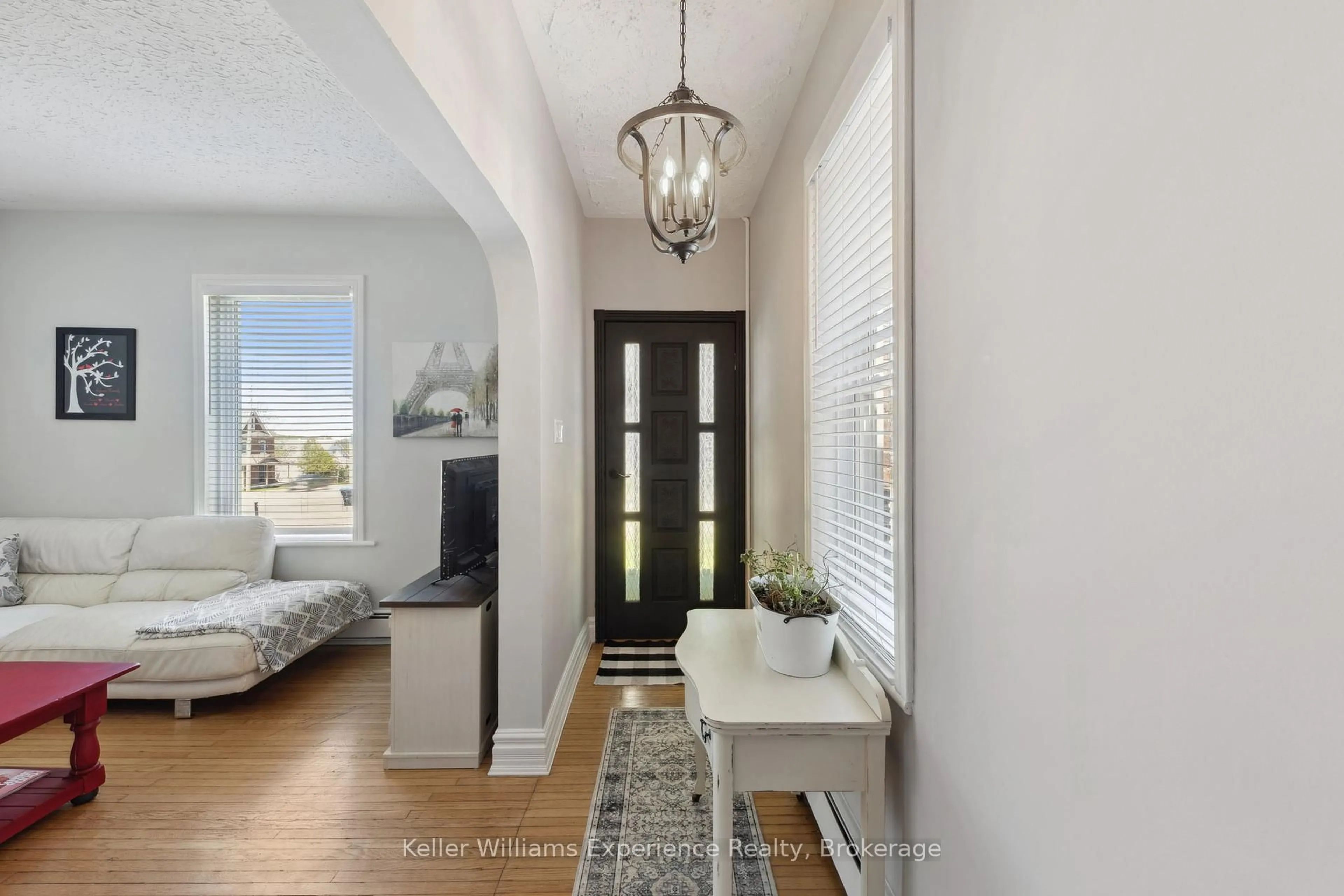 Indoor entryway for 220 Third St, Midland Ontario L4R 3S1