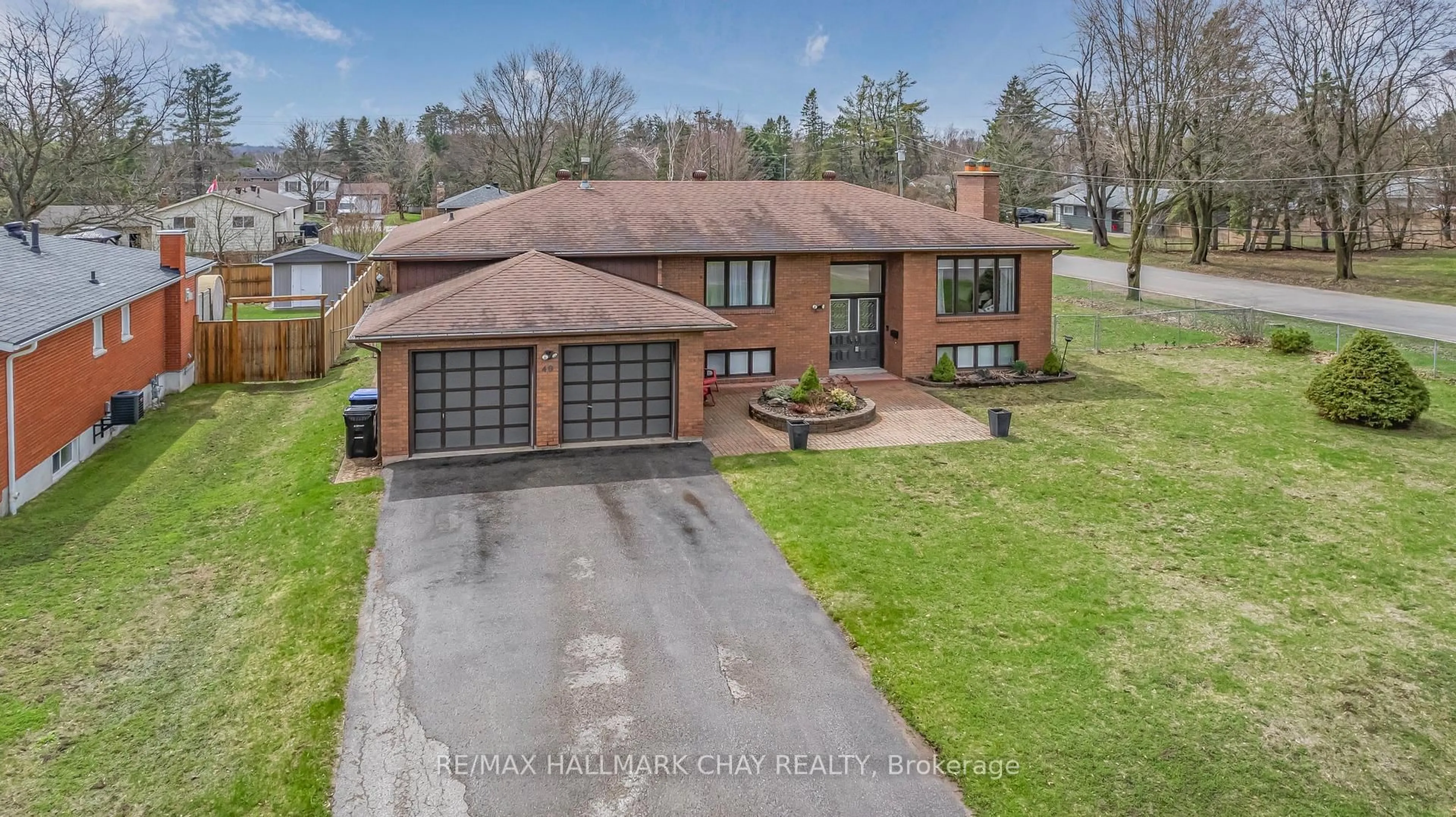 A pic from outside/outdoor area/front of a property/back of a property/a pic from drone, street for 40 Idlewood Dr, Springwater Ontario L9X 0P5