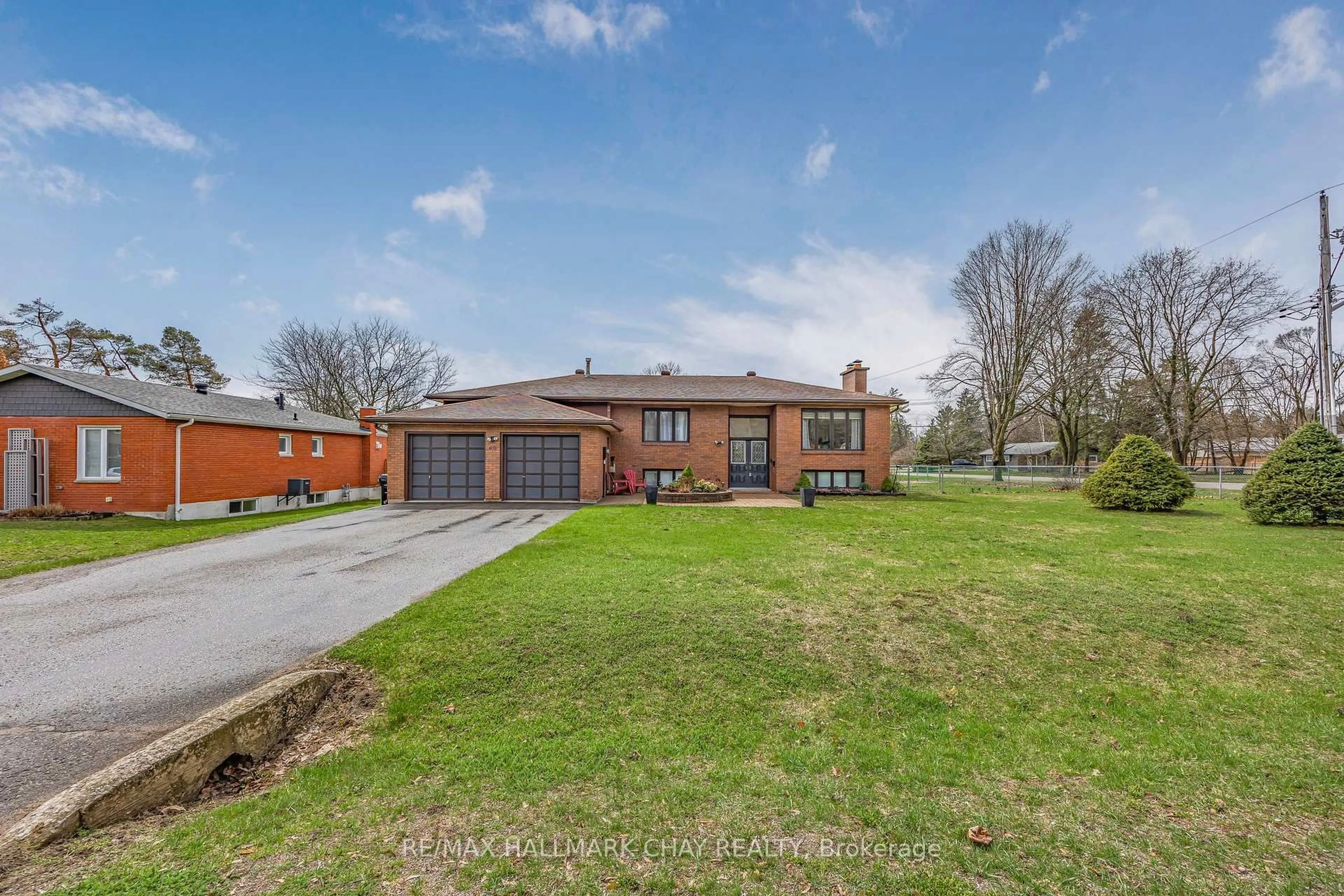 A pic from outside/outdoor area/front of a property/back of a property/a pic from drone, street for 40 Idlewood Dr, Springwater Ontario L9X 0P5