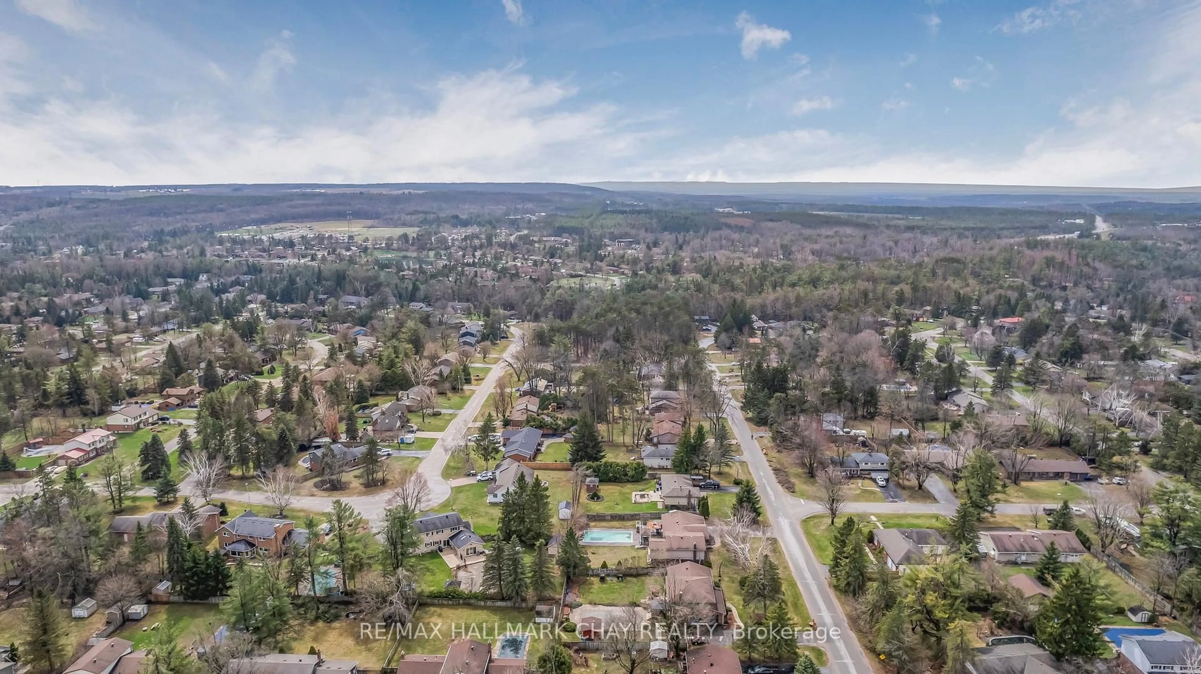 A pic from outside/outdoor area/front of a property/back of a property/a pic from drone, street for 40 Idlewood Dr, Springwater Ontario L9X 0P5