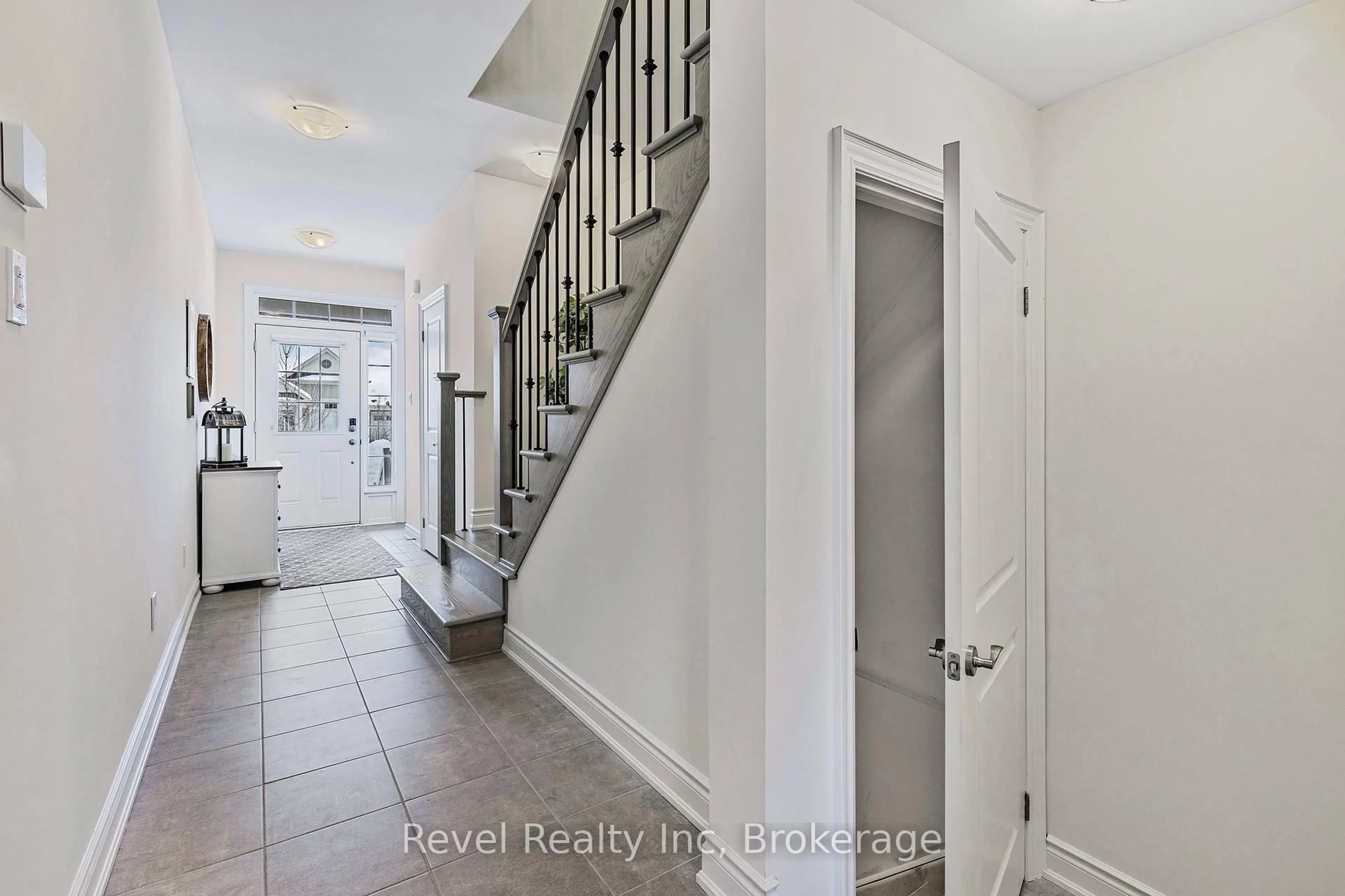Indoor entryway for 34 Little River Crossing, Wasaga Beach Ontario L9Z 0J8