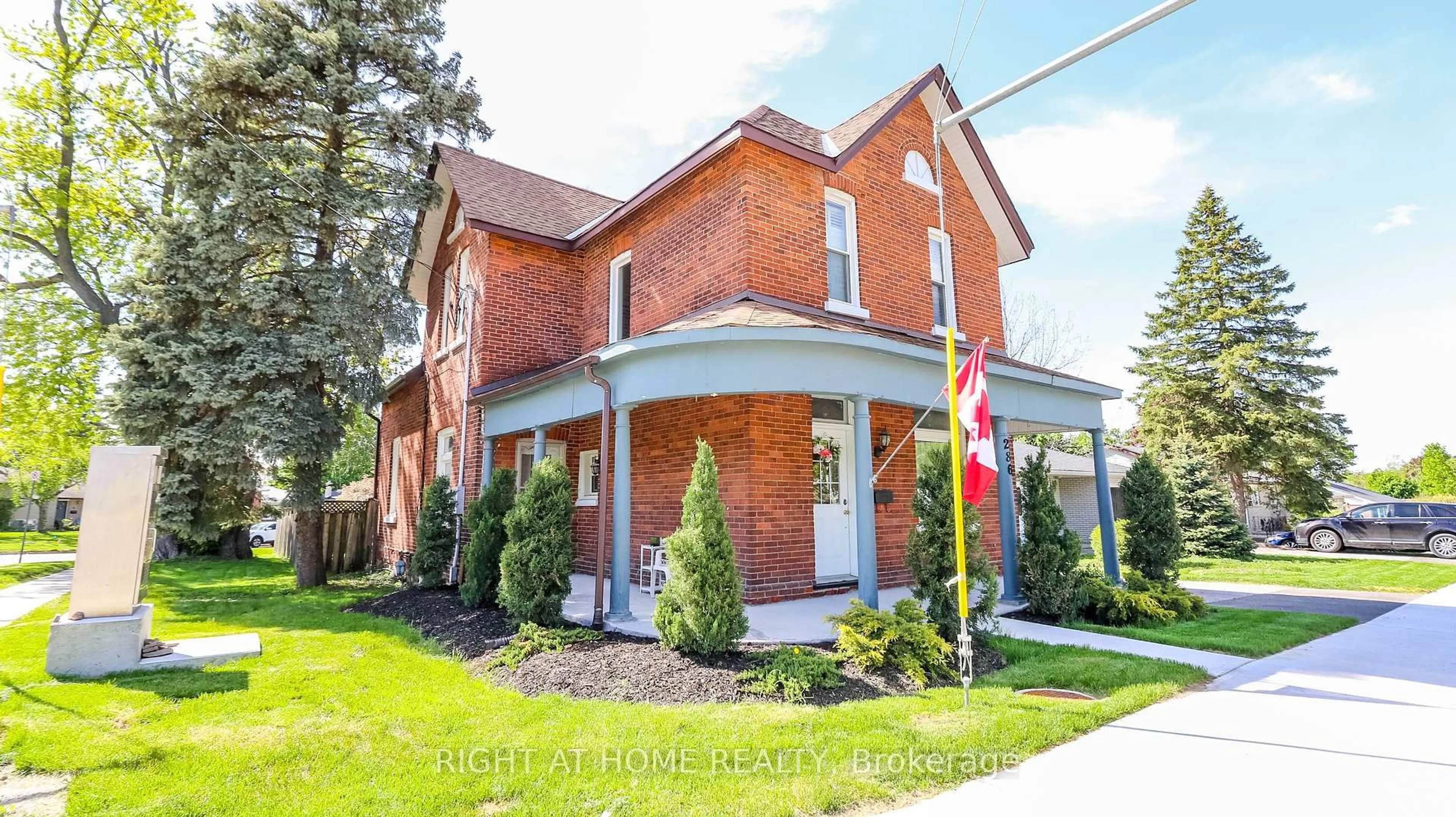 Home with brick exterior material, building for 286 Duckworth St, Barrie Ontario L4M 3X4