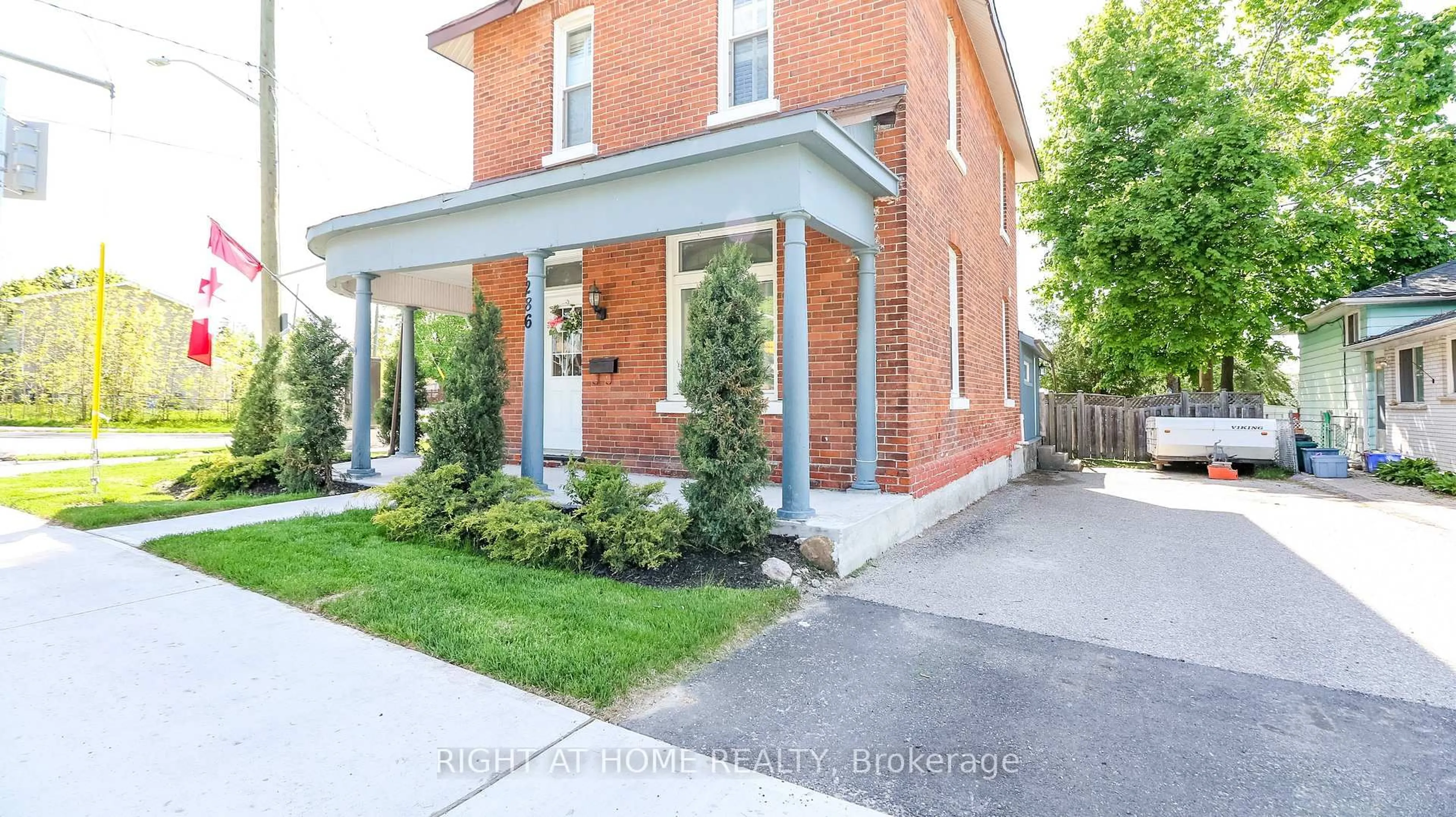 Home with brick exterior material, street for 286 Duckworth St, Barrie Ontario L4M 3X4