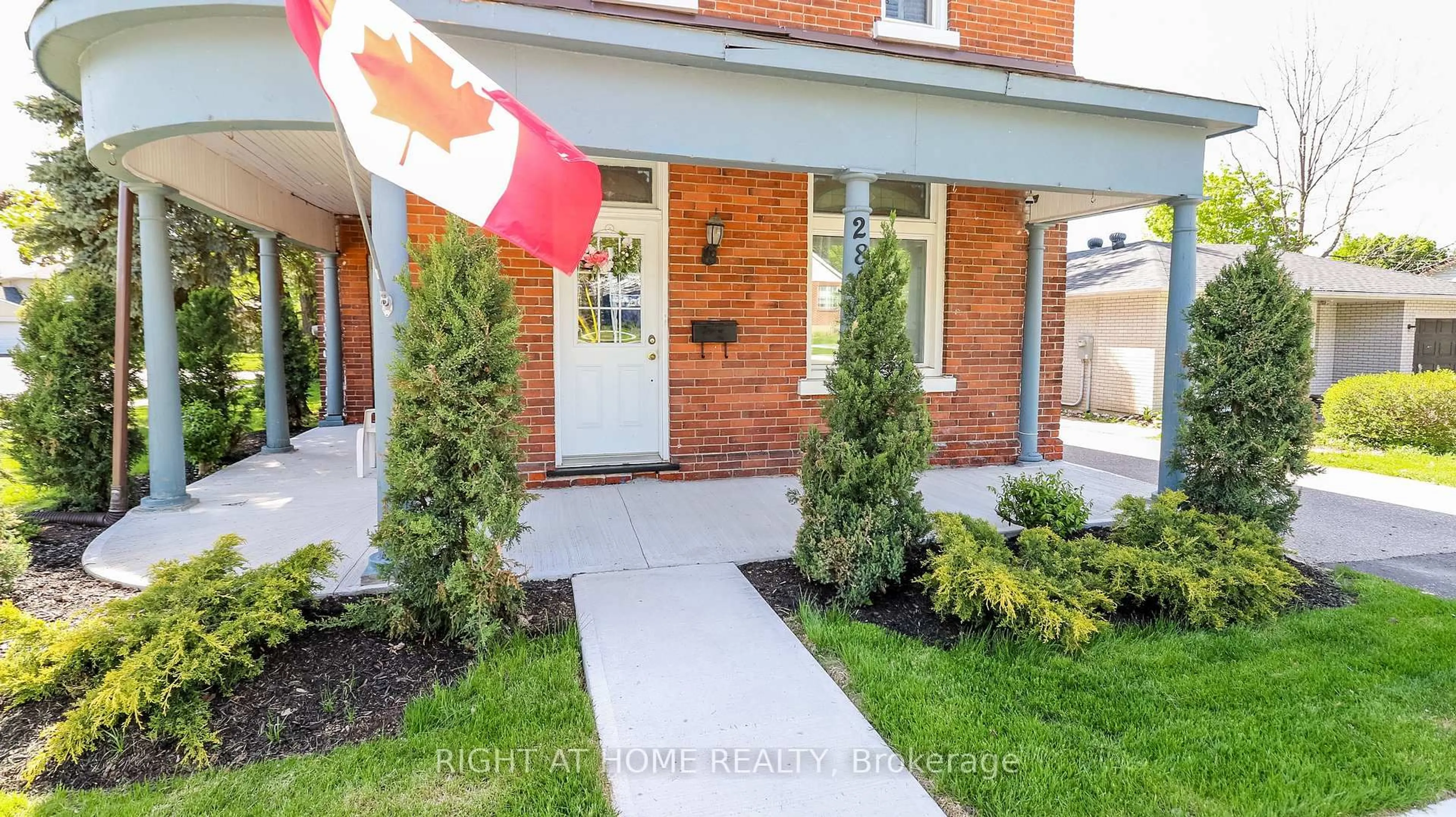 Home with brick exterior material, street for 286 Duckworth St, Barrie Ontario L4M 3X4