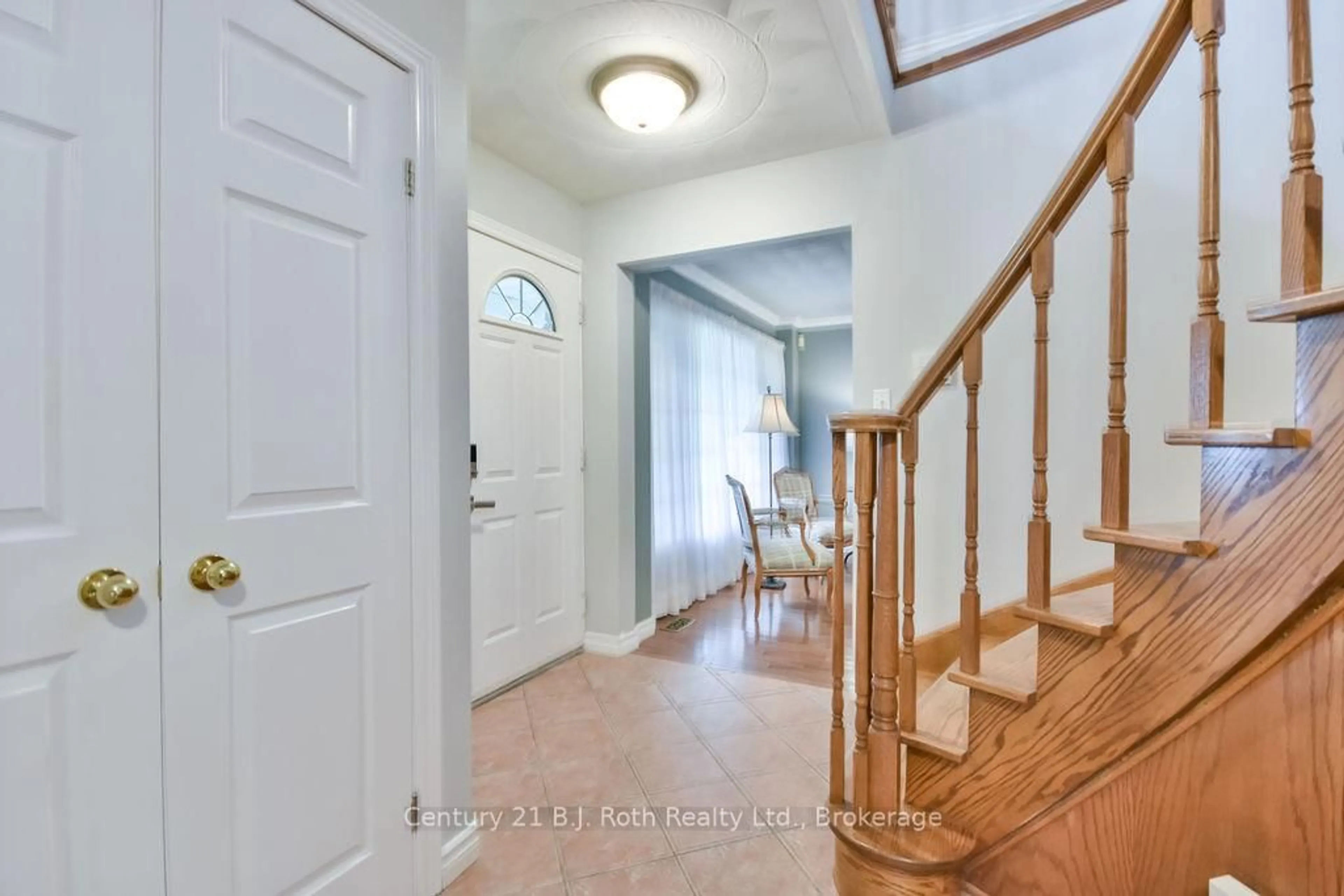 Indoor entryway for 133 York St, Orillia Ontario L3V 7G9