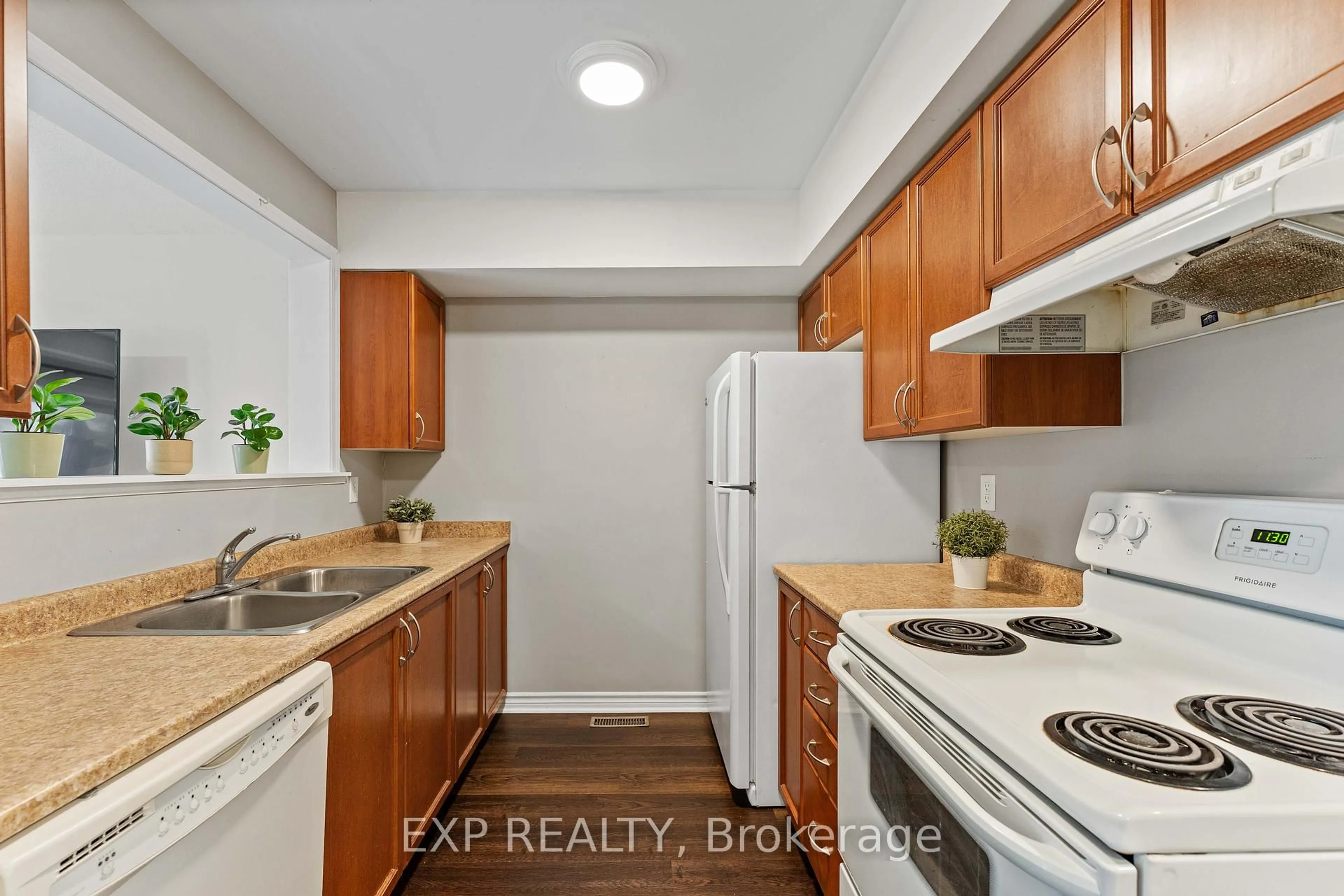 Standard kitchen, unknown for 128 Sydenham wells N/A, Barrie Ontario L4M 6T3