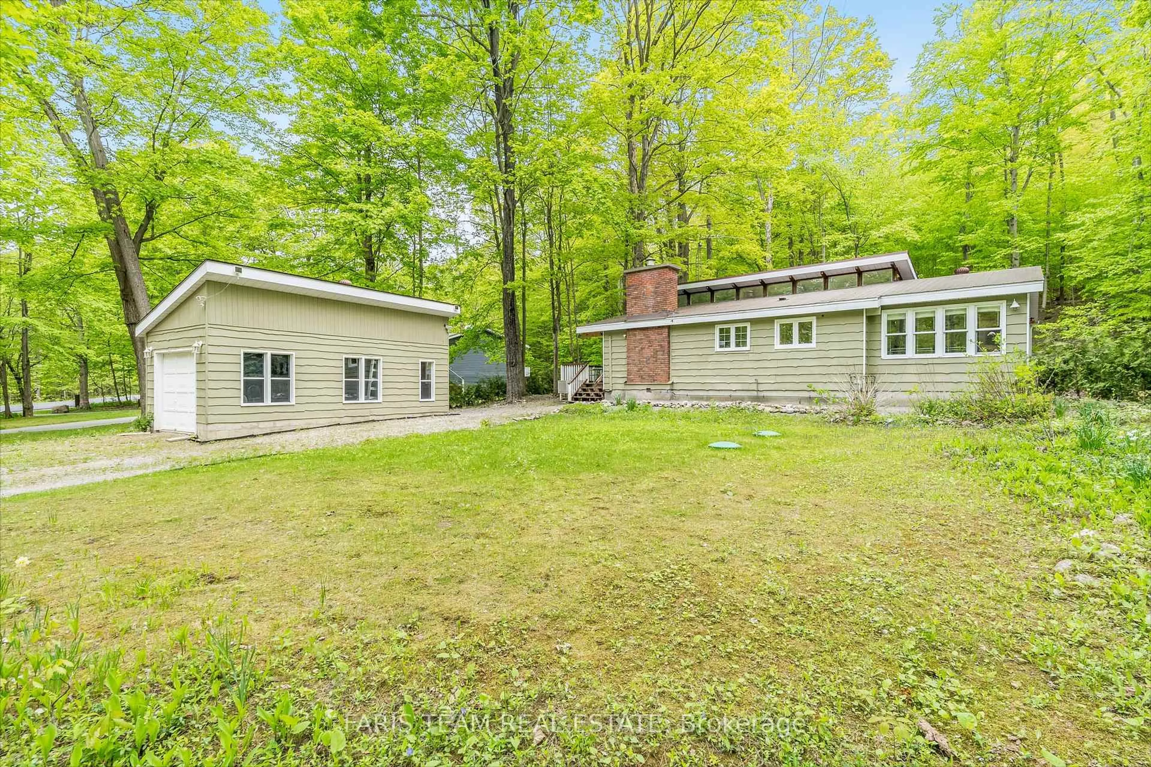 A pic from outside/outdoor area/front of a property/back of a property/a pic from drone, unknown for 105 Silver Birch Dr, Tiny Ontario L9M 2H7