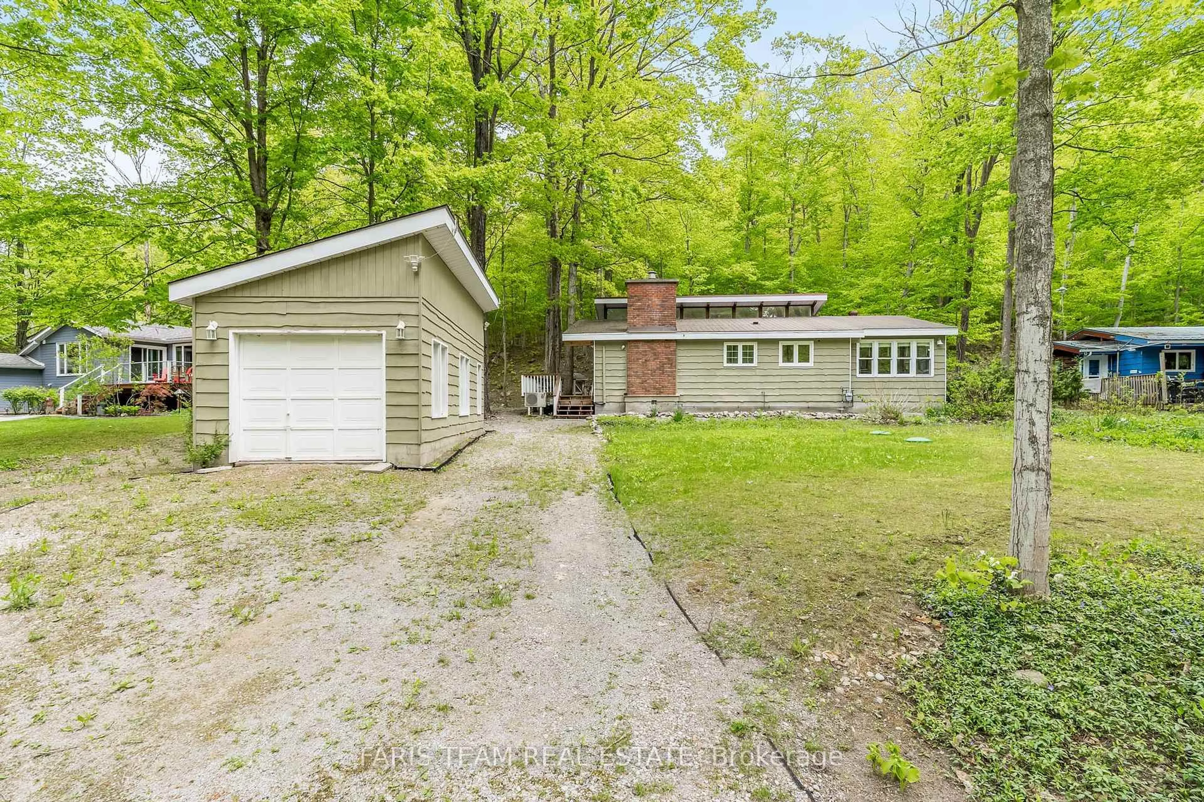 A pic from outside/outdoor area/front of a property/back of a property/a pic from drone, street for 105 Silver Birch Dr, Tiny Ontario L9M 2H7