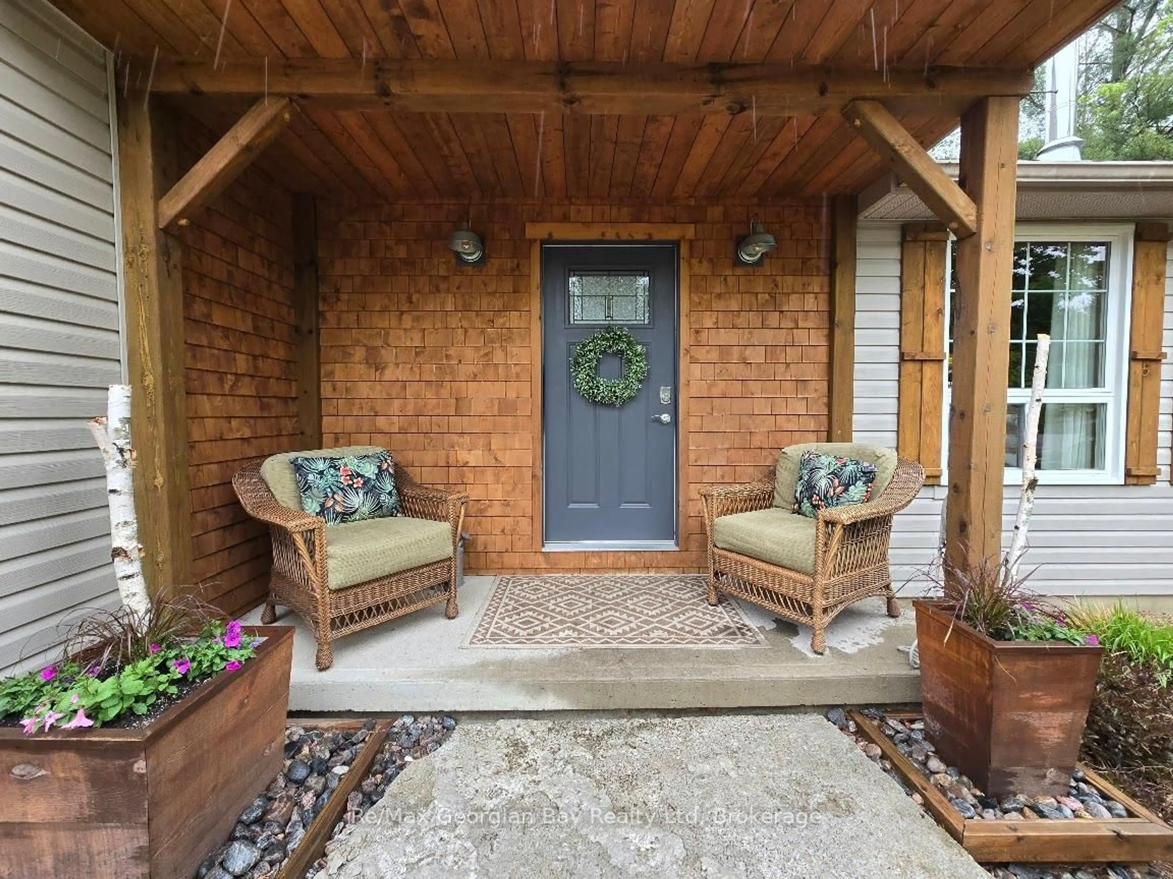 Indoor entryway for 30 SUMAC Cres, Oro-Medonte Ontario L0K 1E0