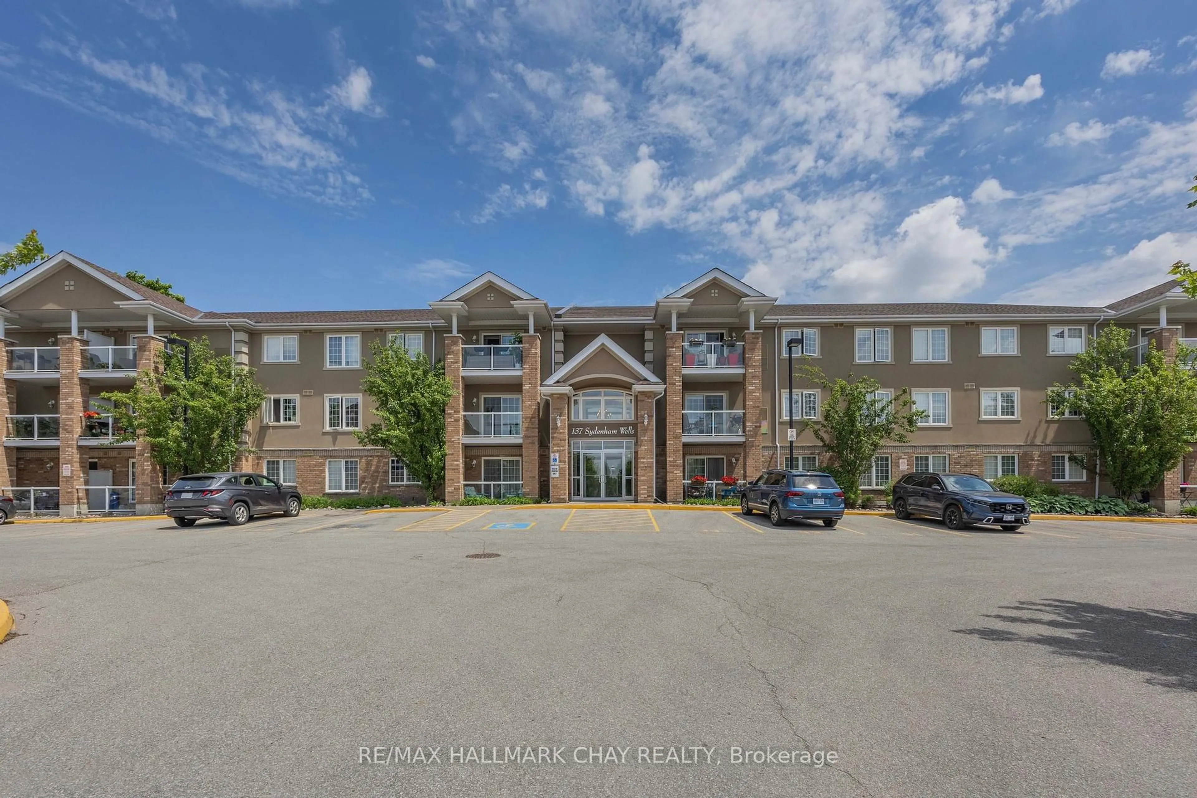 A pic from outside/outdoor area/front of a property/back of a property/a pic from drone, building for 137 SYDENHAM WELLS N/A #25, Barrie Ontario L4M 0G7