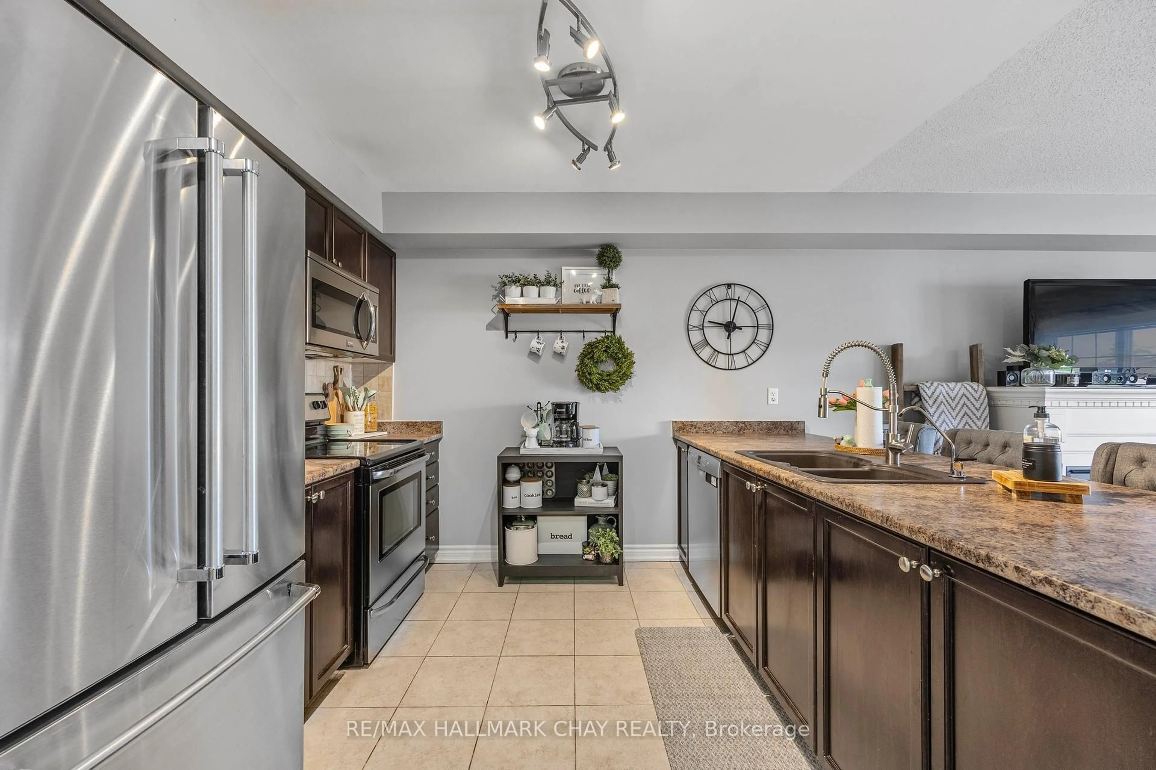 Open concept kitchen, ceramic/tile floor for 137 SYDENHAM WELLS N/A #25, Barrie Ontario L4M 0G7