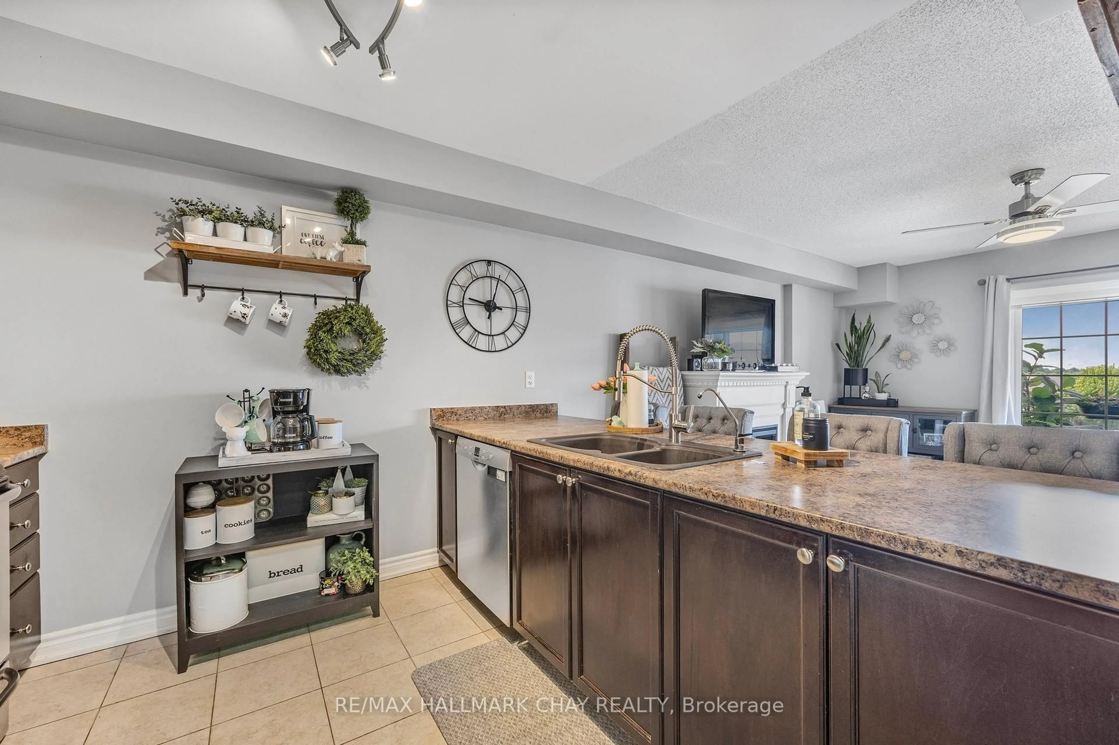 Open concept kitchen, ceramic/tile floor for 137 SYDENHAM WELLS N/A #25, Barrie Ontario L4M 0G7