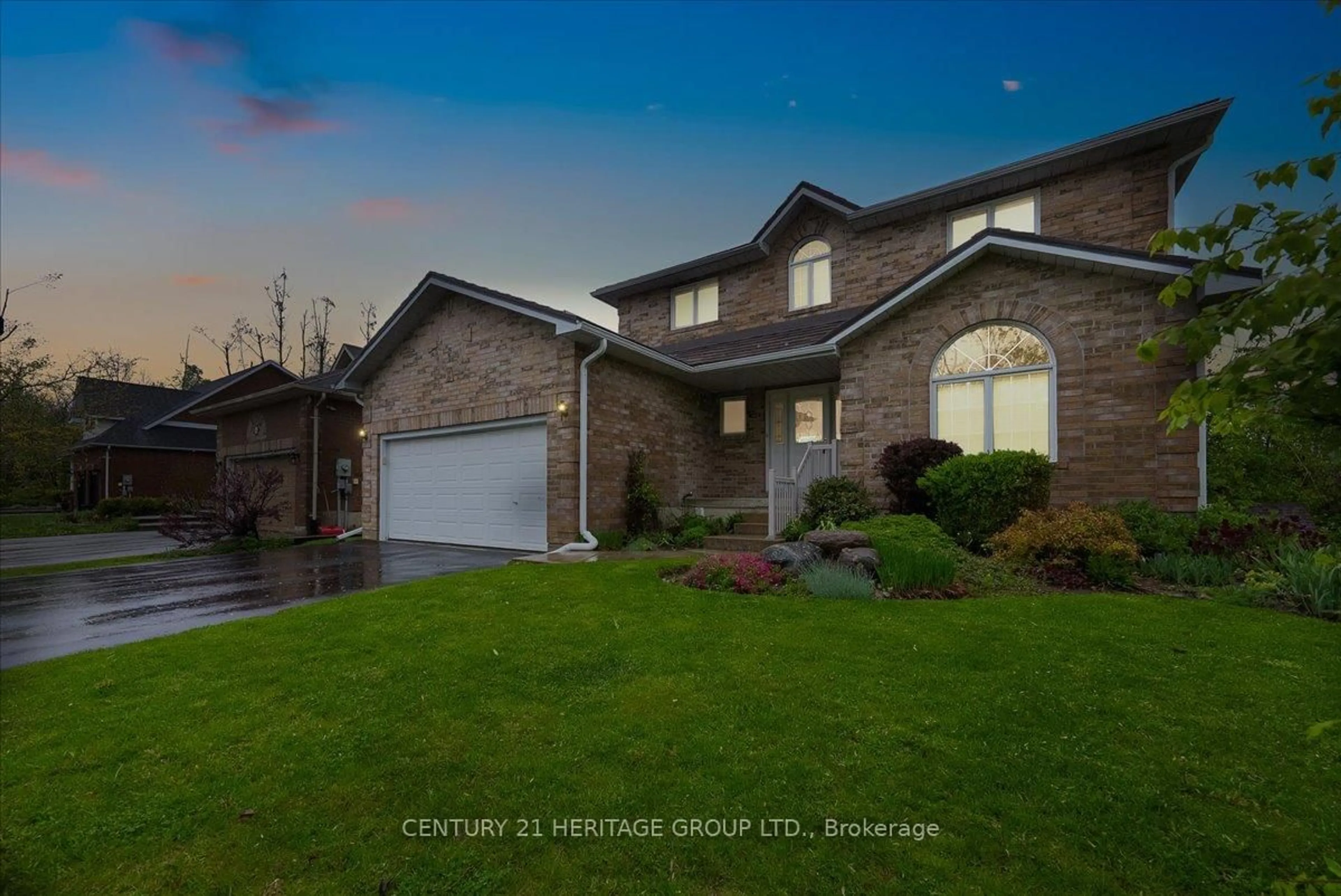 Home with brick exterior material, street for 160 Cheltenham Rd, Barrie Ontario L4M 6S5