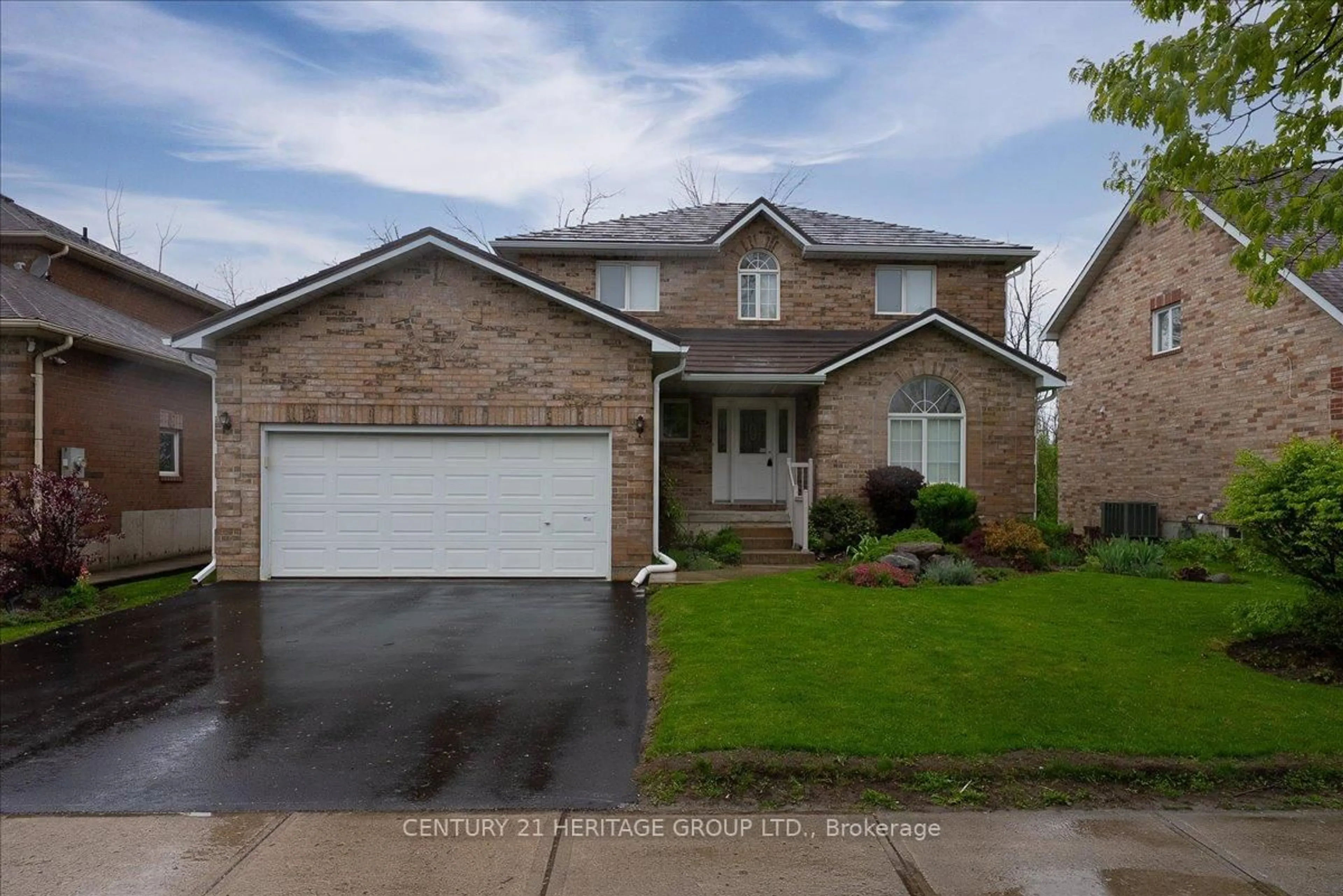 Home with brick exterior material, street for 160 Cheltenham Rd, Barrie Ontario L4M 6S5