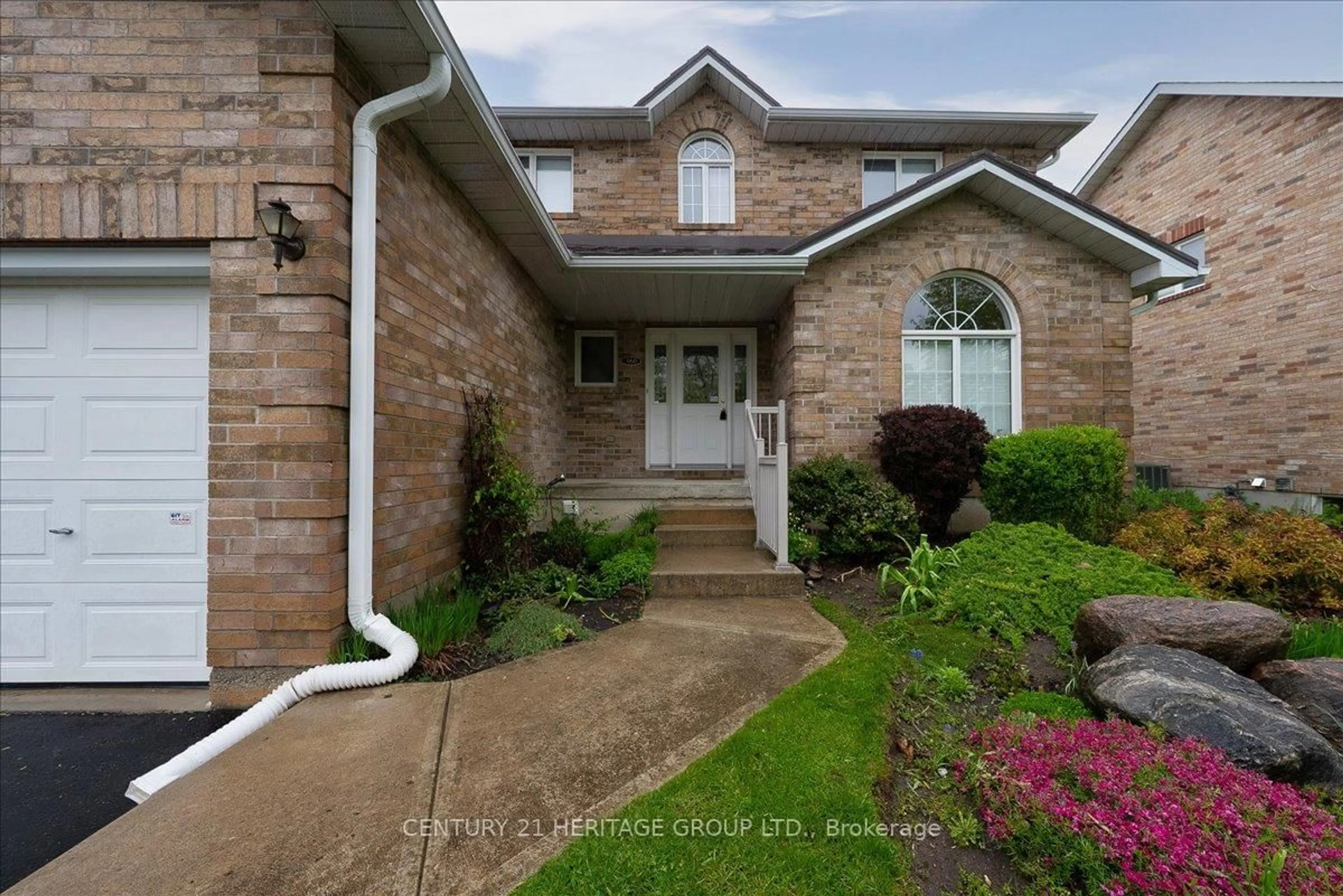 Home with brick exterior material, street for 160 Cheltenham Rd, Barrie Ontario L4M 6S5