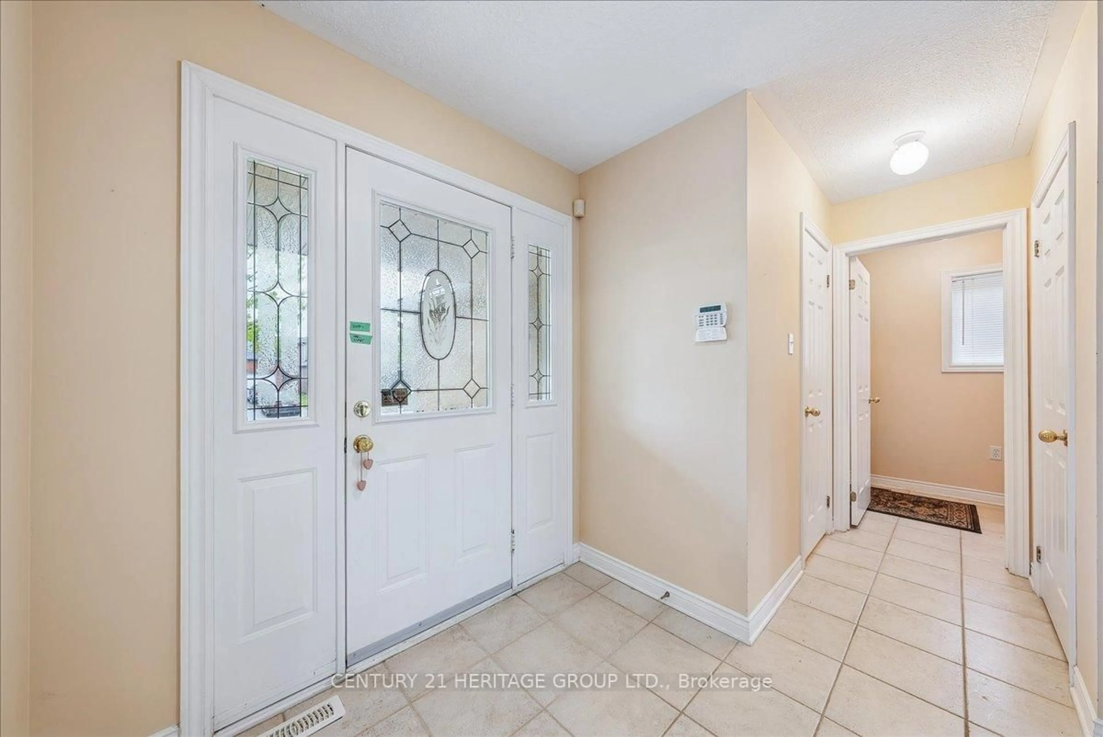Indoor entryway for 160 Cheltenham Rd, Barrie Ontario L4M 6S5