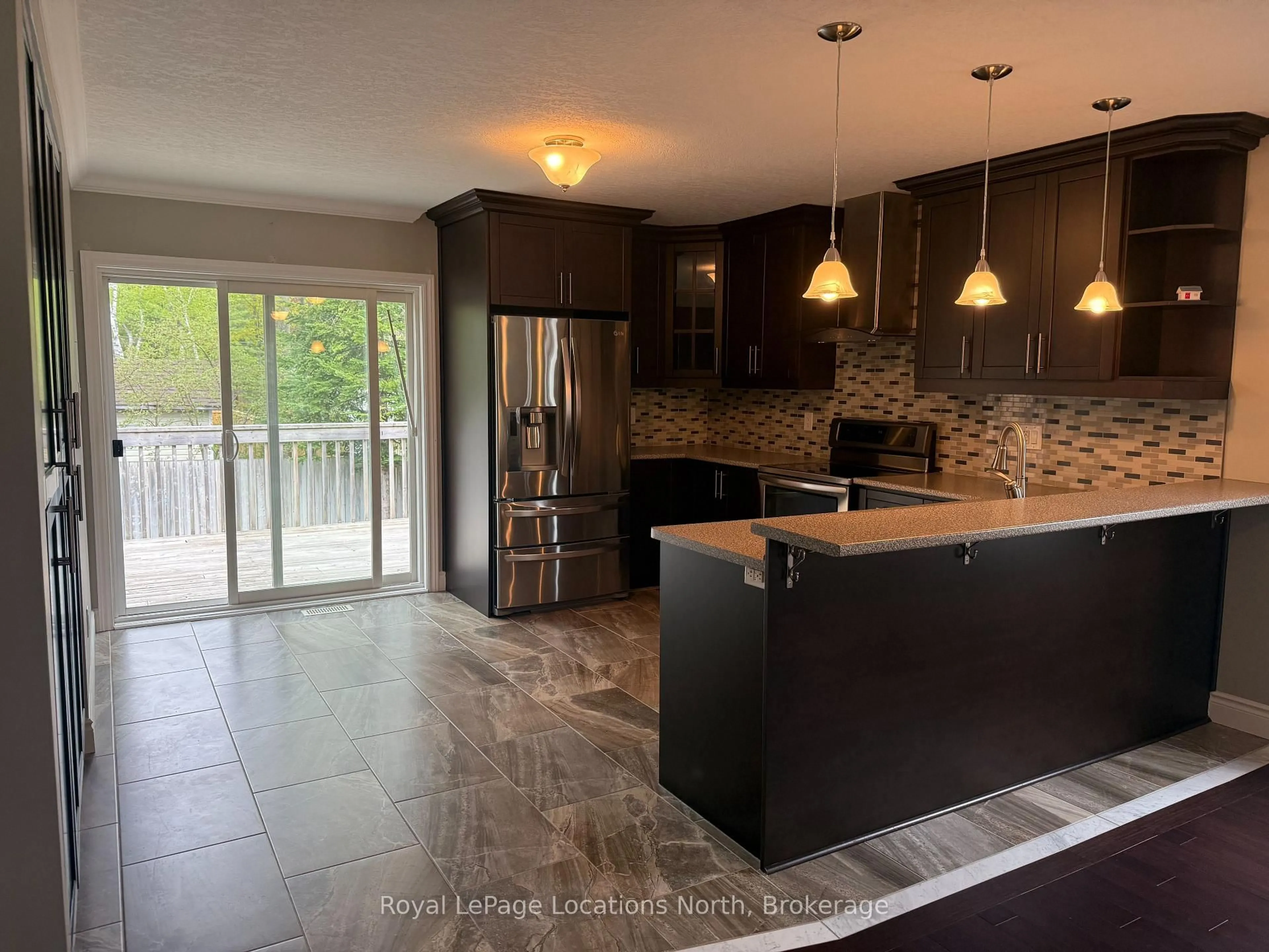 Open concept kitchen, ceramic/tile floor for 60 49TH St, Wasaga Beach Ontario L9Z 1Y1