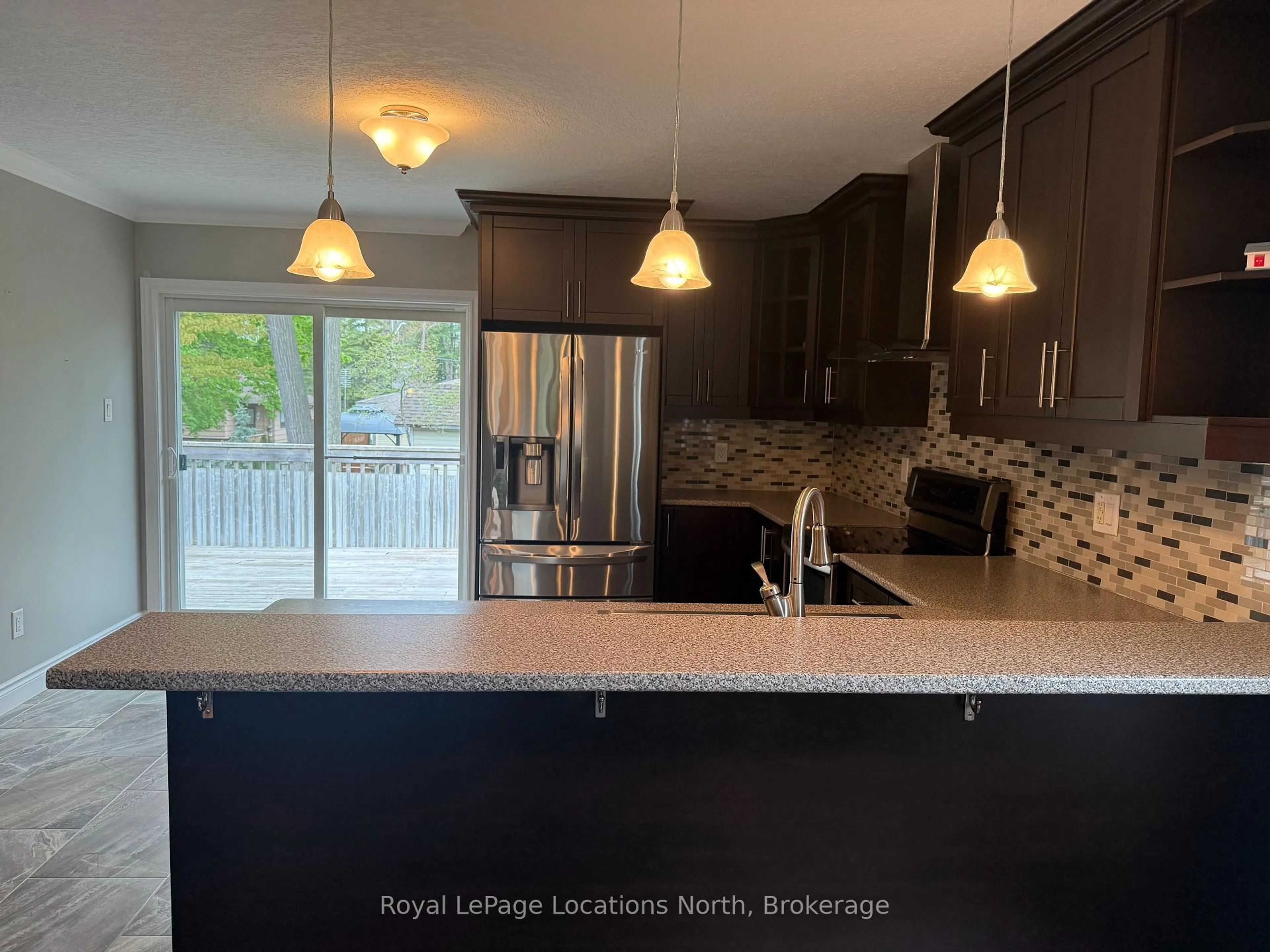 Open concept kitchen, wood/laminate floor for 60 49TH St, Wasaga Beach Ontario L9Z 1Y1