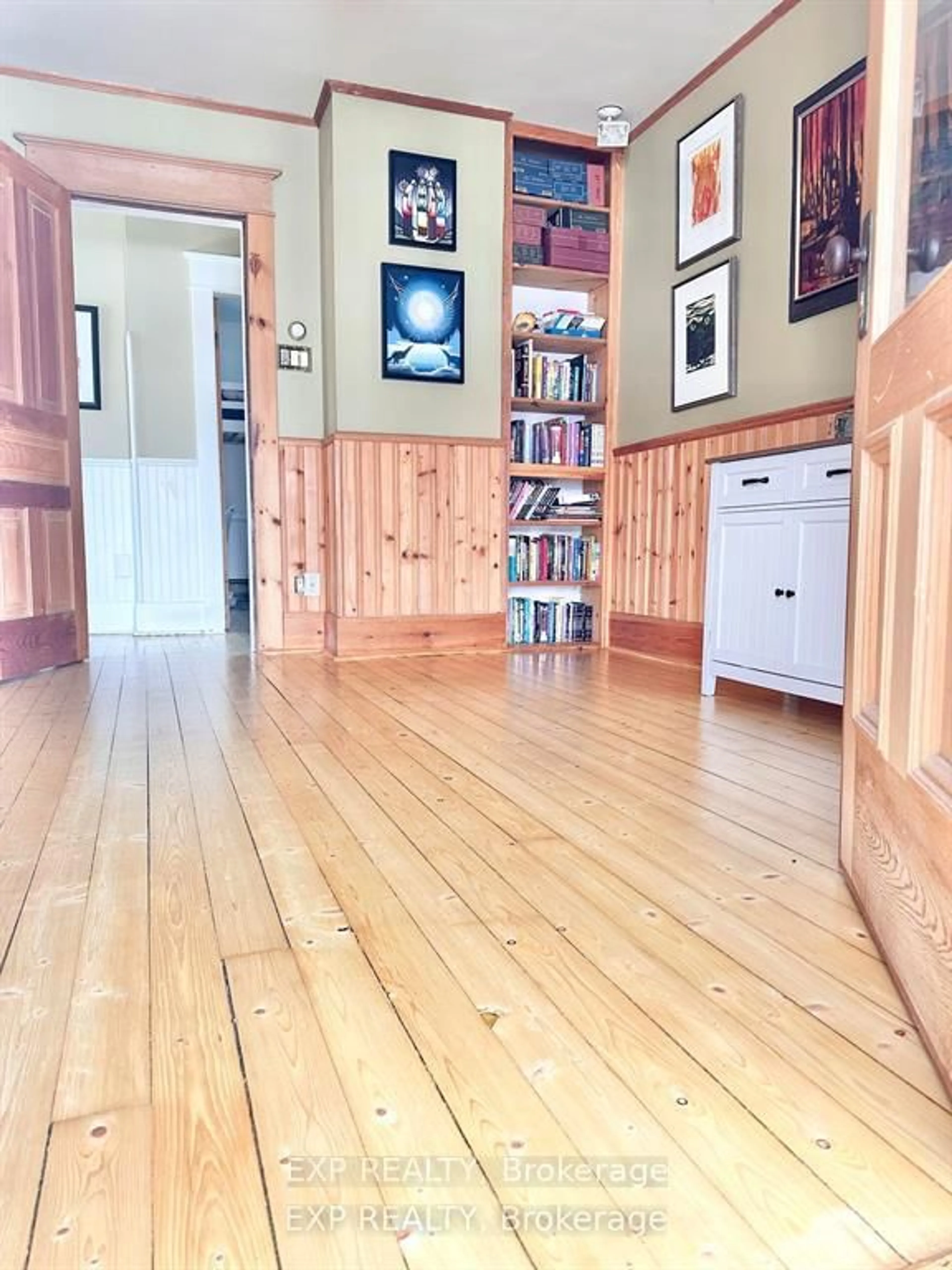 Indoor foyer for 12 Elizabeth St, Clearview Ontario L0M 1G0