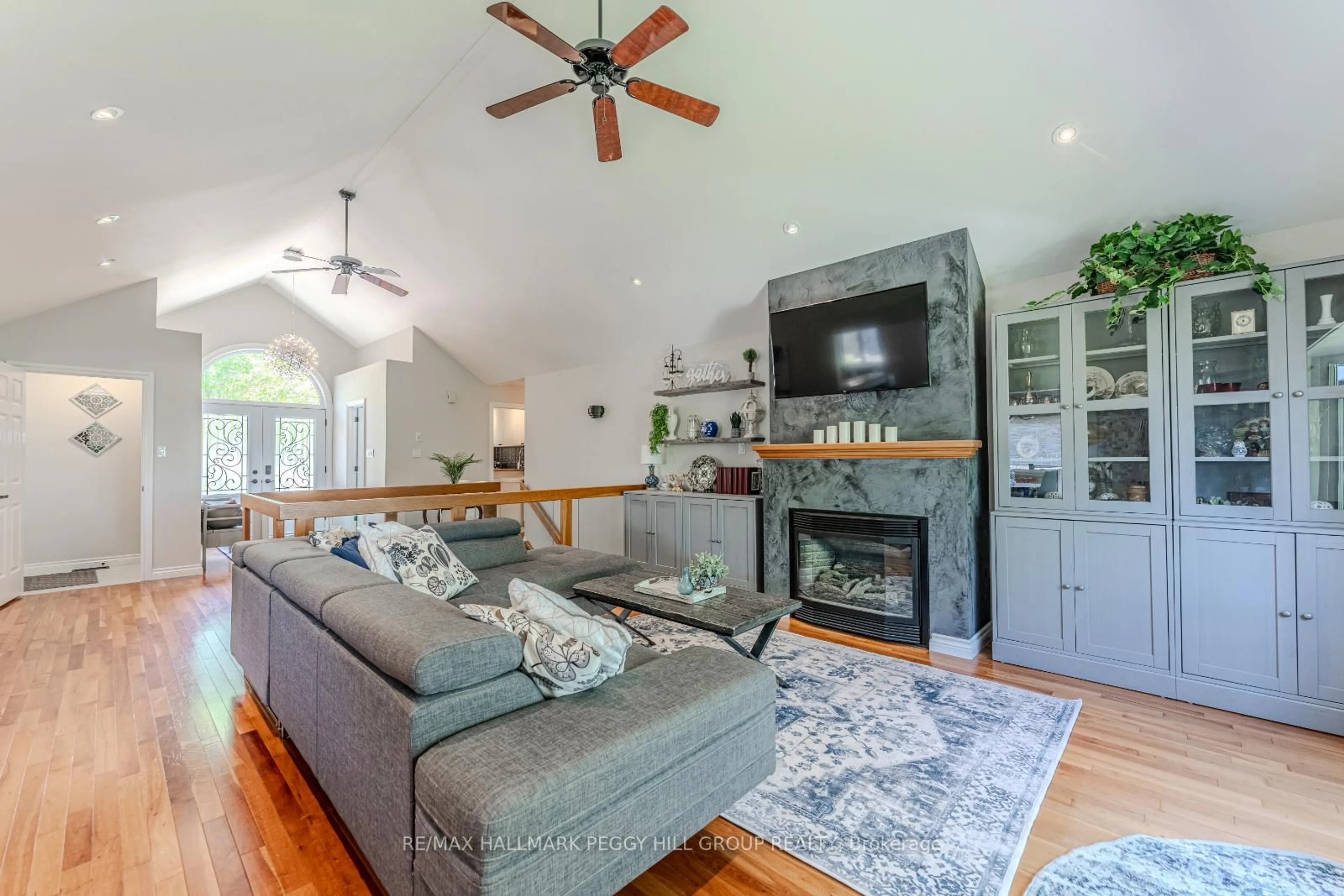 Living room with furniture, unknown for 64 Woodcrest Rd, Barrie Ontario L4N 2V5