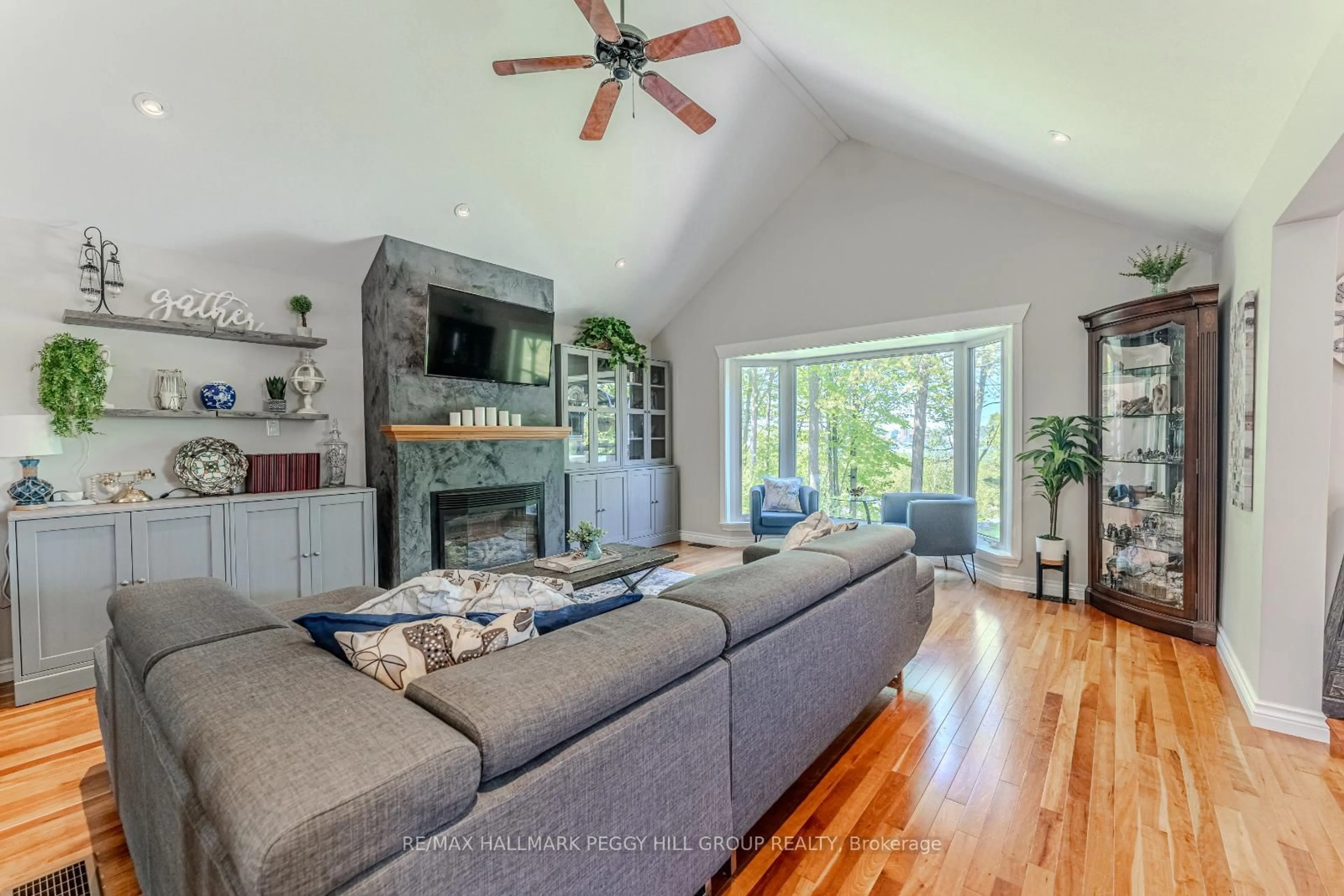 Living room with furniture, unknown for 64 Woodcrest Rd, Barrie Ontario L4N 2V5