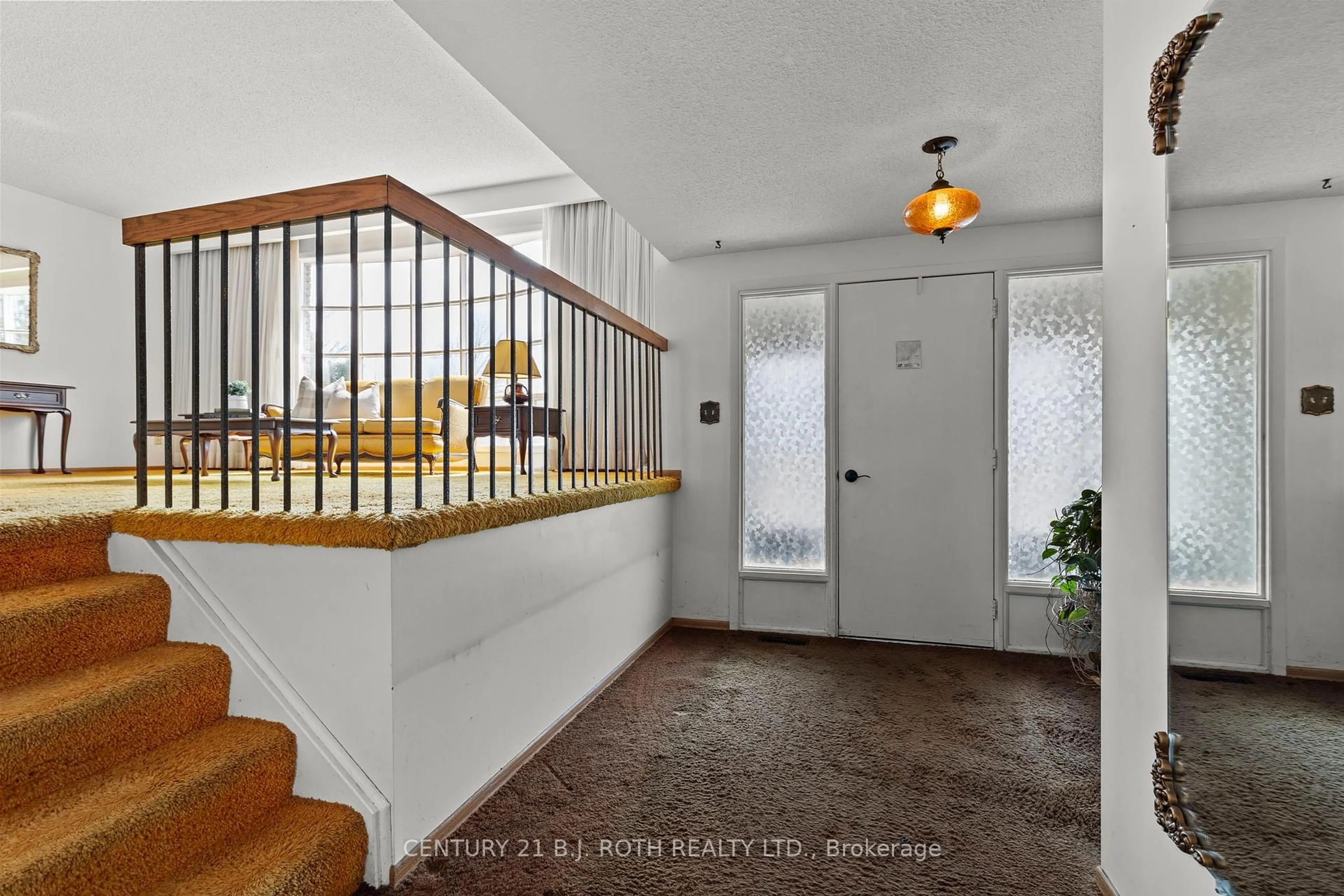 Indoor foyer for 18 INDIAN ARROW Rd, Barrie Ontario L4M 5G3