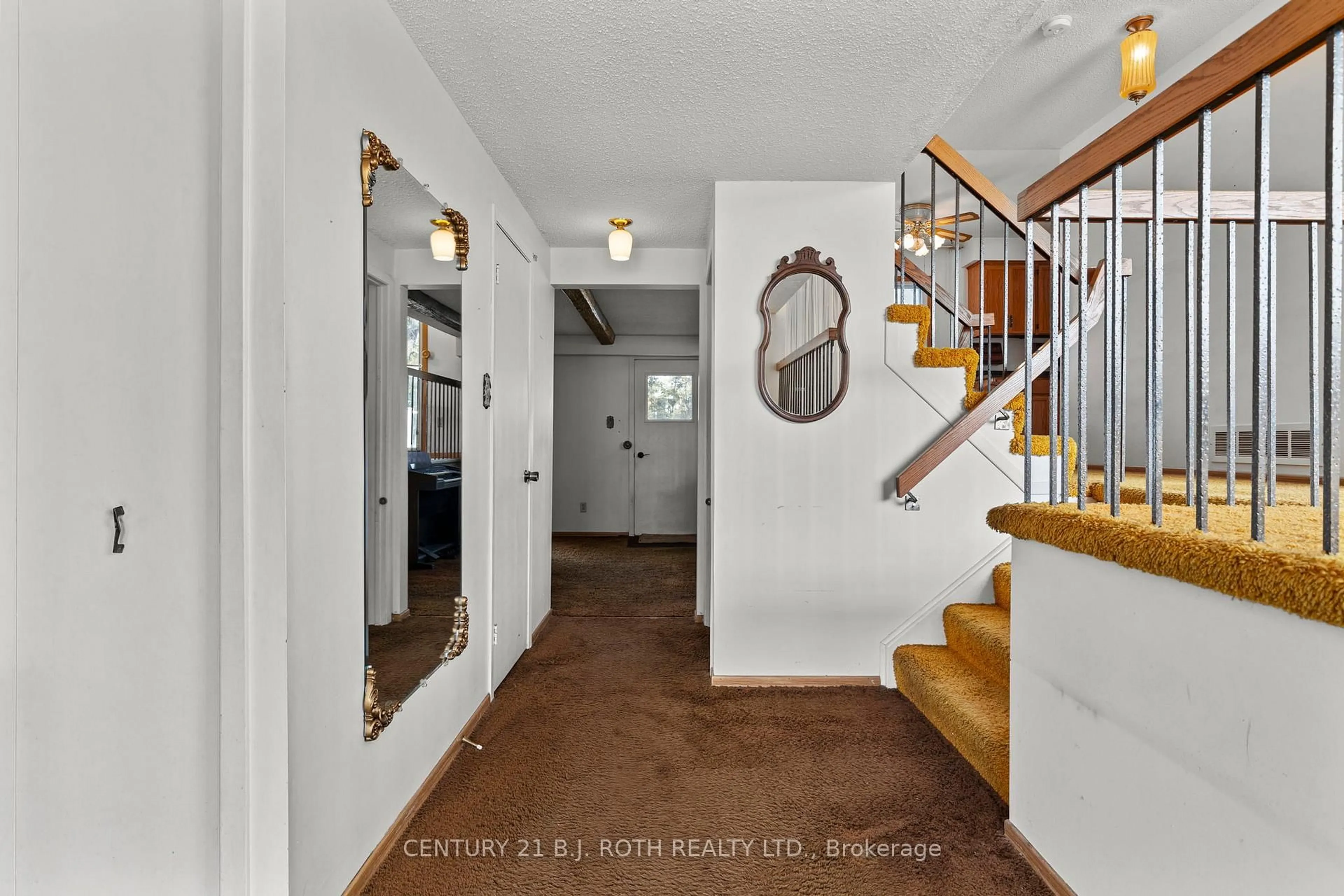 Indoor entryway for 18 INDIAN ARROW Rd, Barrie Ontario L4M 5G3