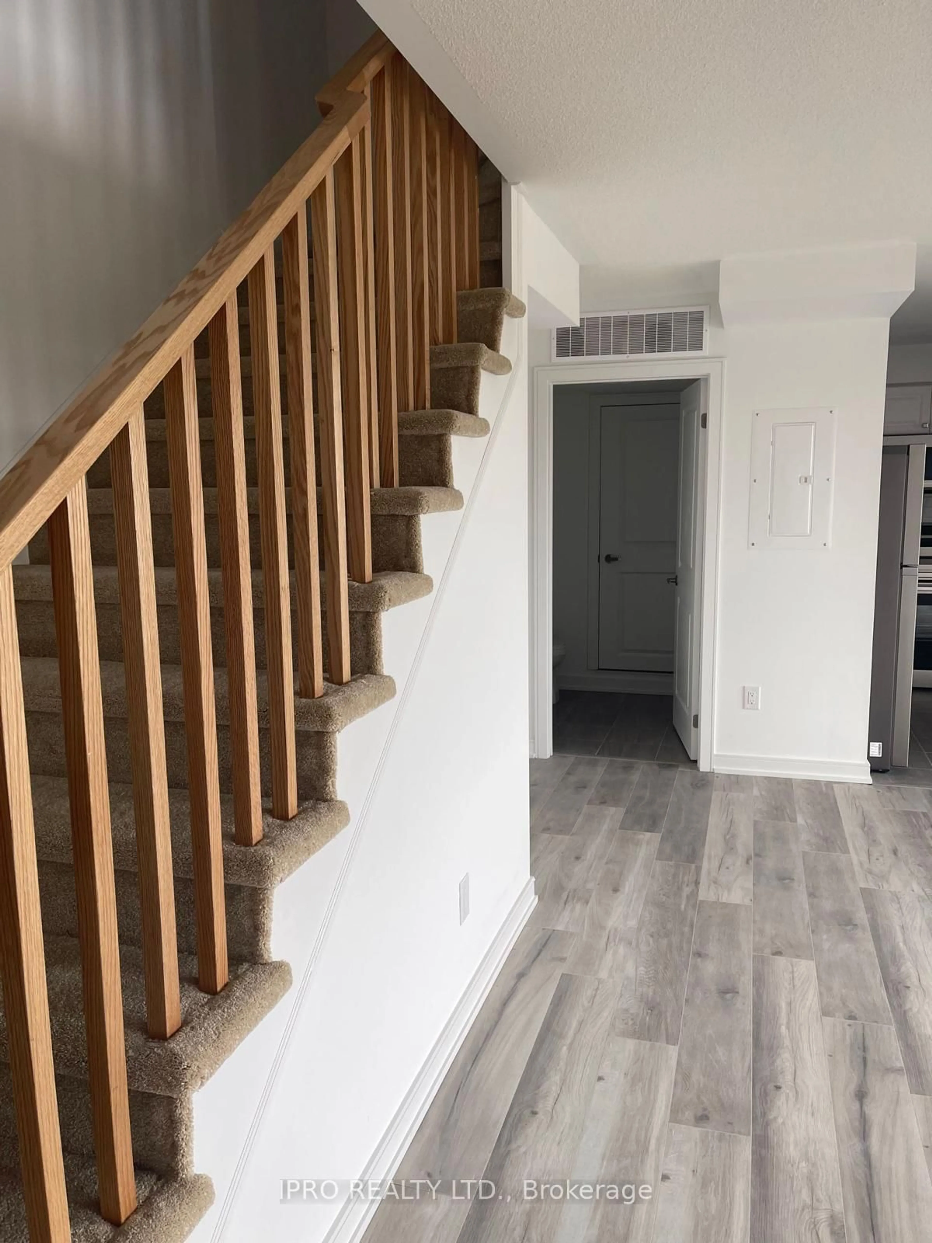 Indoor entryway for 80 Appletree Lane, Barrie Ontario L9J 0P1