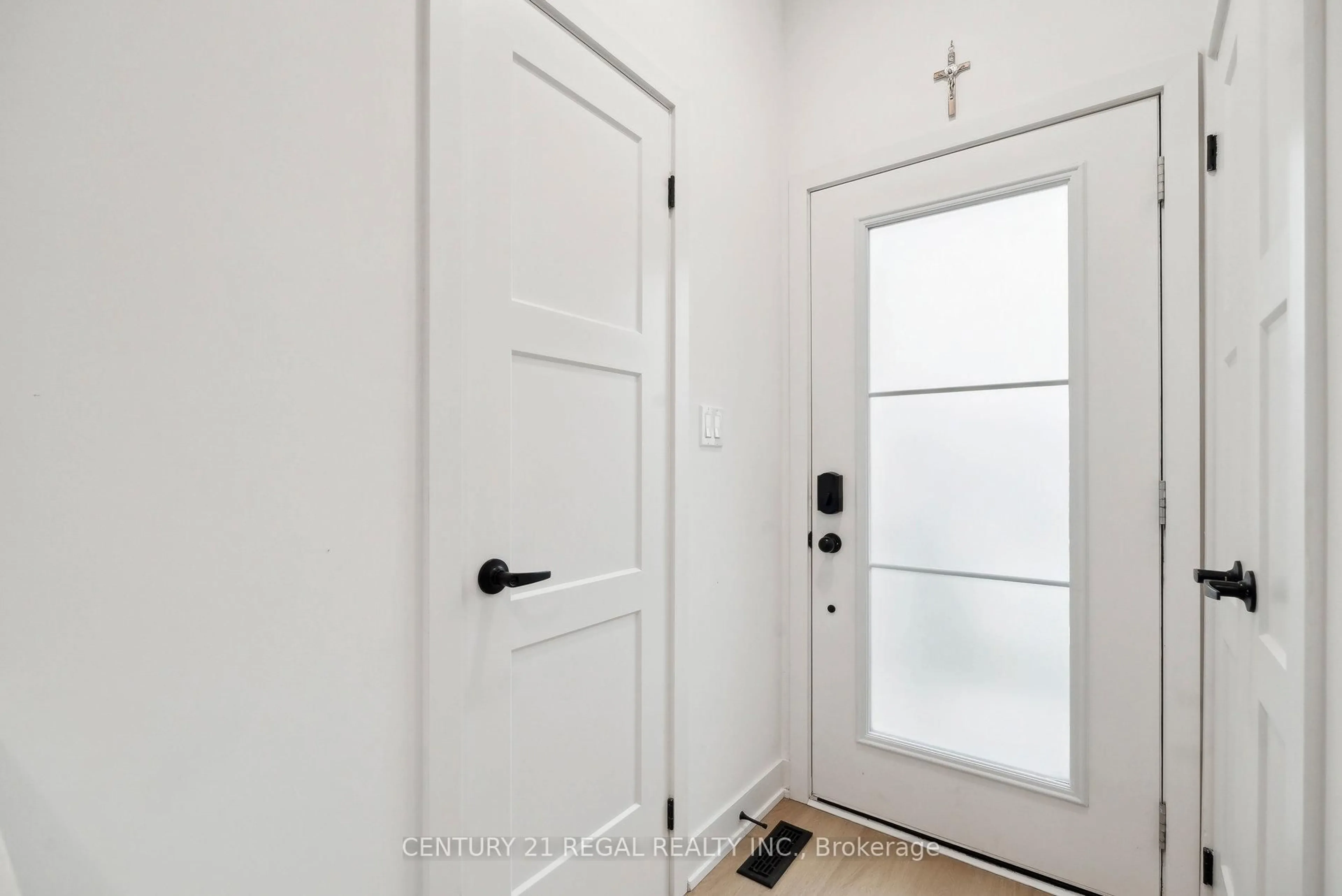 Indoor entryway for 24 Wheatfield Rd, Barrie Ontario L9J 0C2