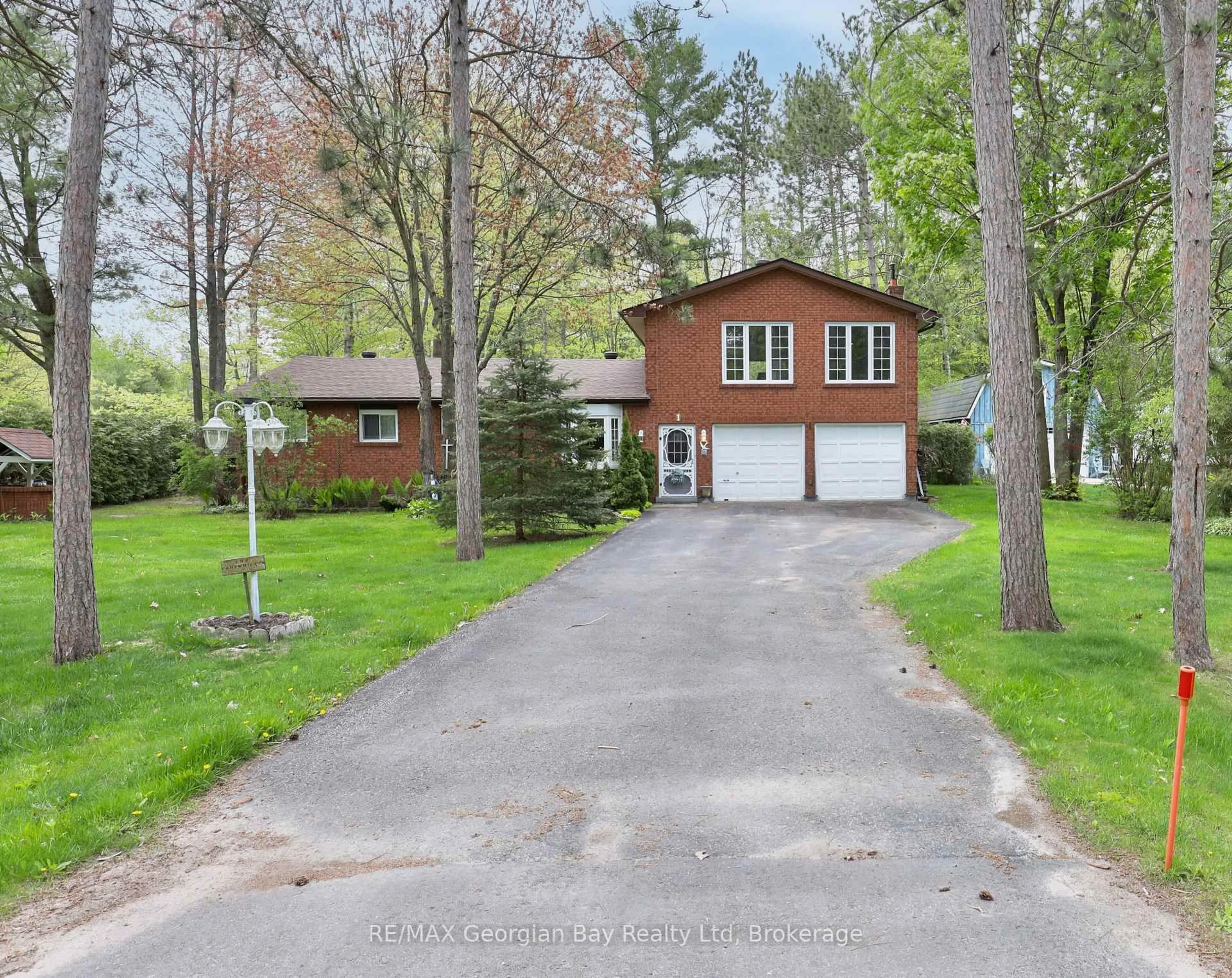 A pic from outside/outdoor area/front of a property/back of a property/a pic from drone, street for 1 Lindale Ave, Tiny Ontario L9M 0J2