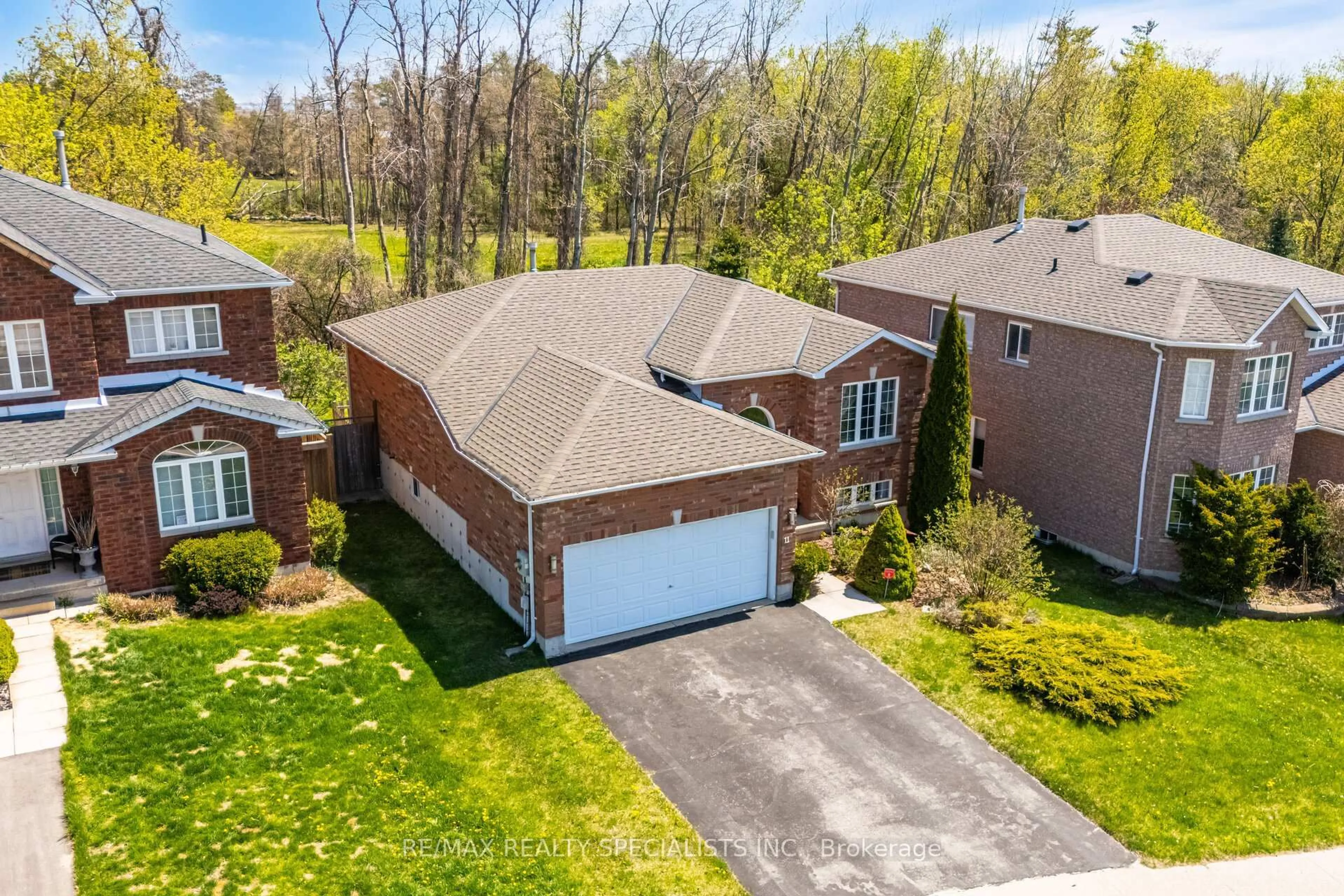 A pic from outside/outdoor area/front of a property/back of a property/a pic from drone, street for 11 Jagges Dr, Barrie Ontario L4N 0X1