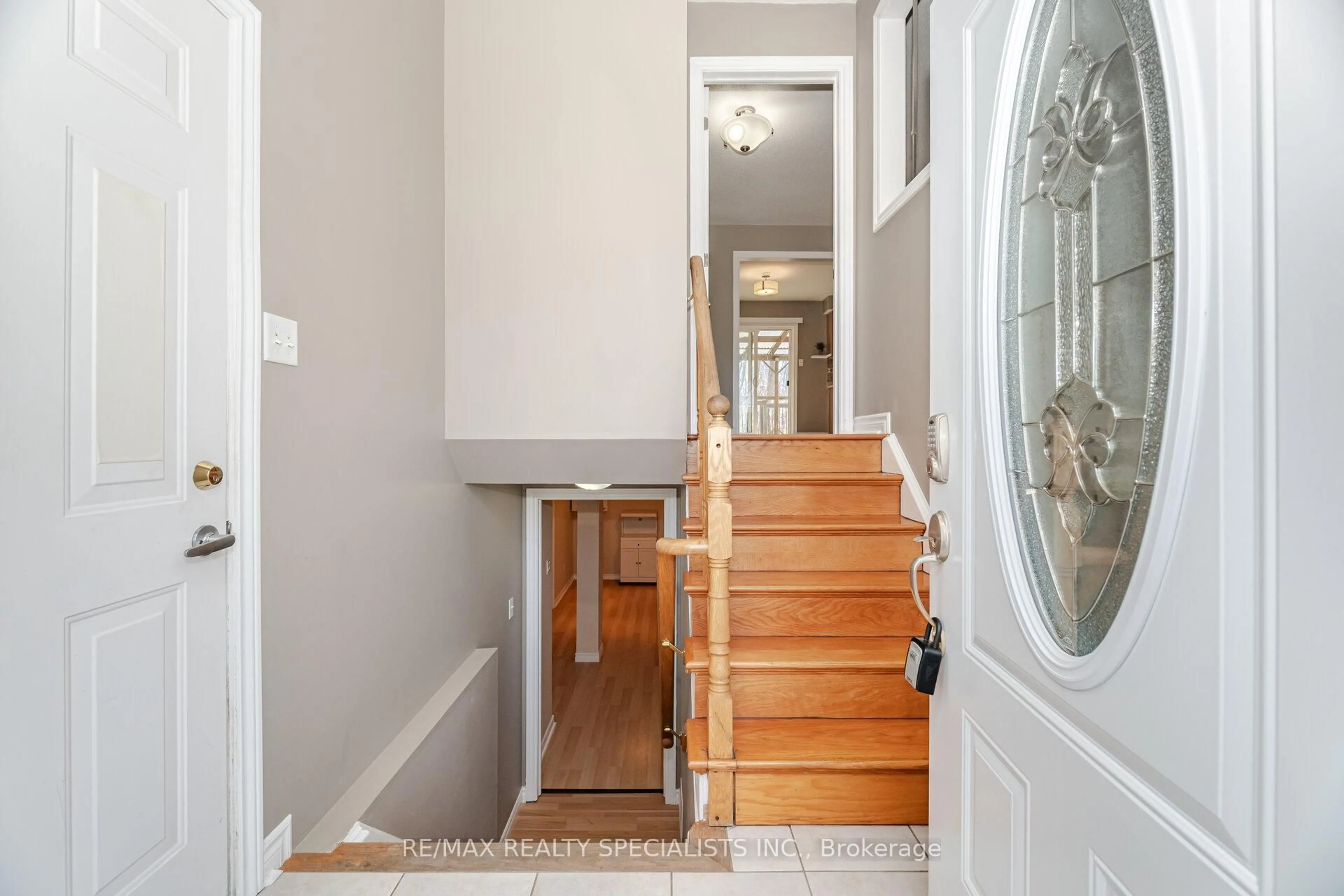 Indoor entryway for 11 Jagges Dr, Barrie Ontario L4N 0X1