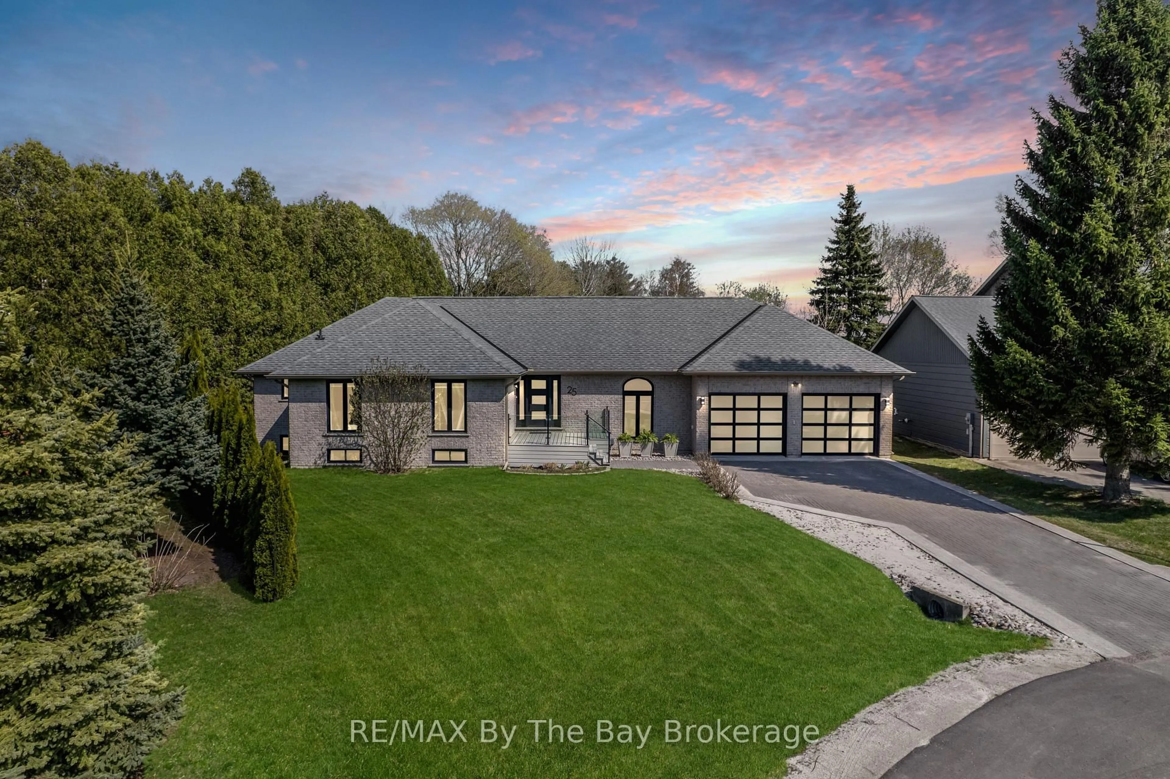 A pic from outside/outdoor area/front of a property/back of a property/a pic from drone, unknown for 25 Britton Crt, Wasaga Beach Ontario L9Z 1C1
