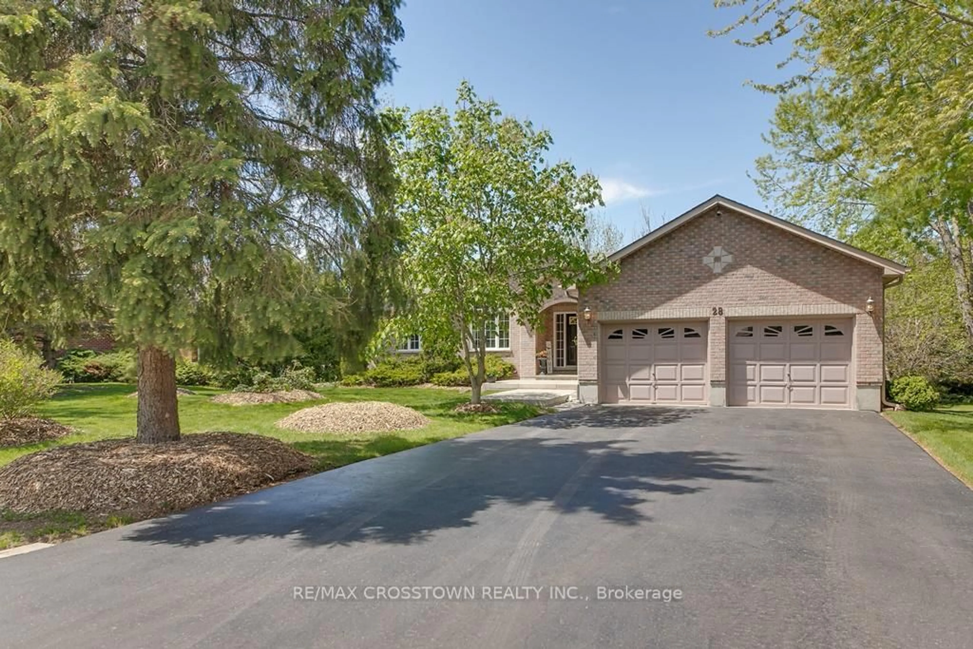 A pic from outside/outdoor area/front of a property/back of a property/a pic from drone, unknown for 28 Nicholson Cres, Springwater Ontario L9X 0G9