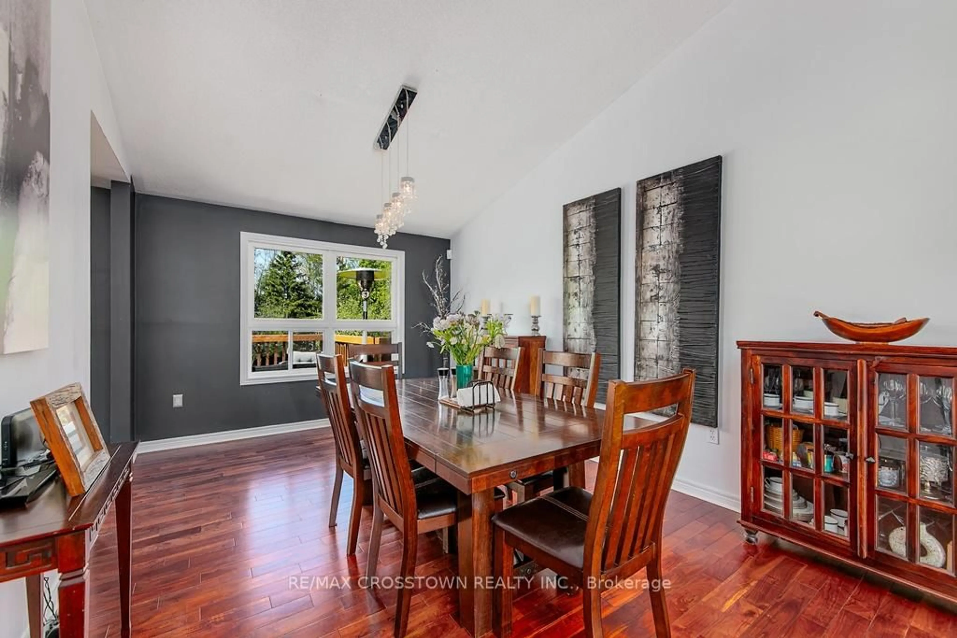 Dining room, wood/laminate floor for 28 Nicholson Cres, Springwater Ontario L9X 0G9