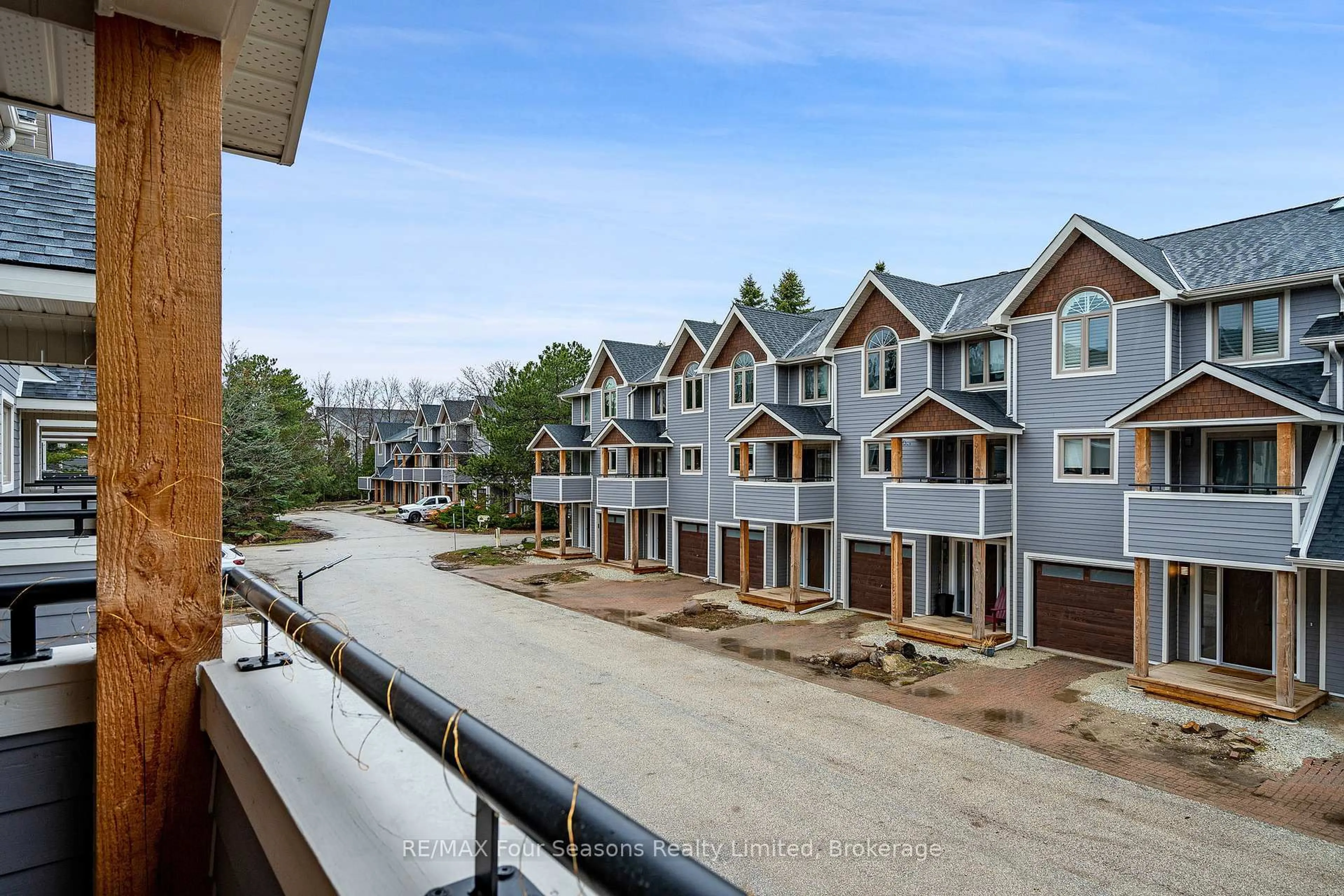 A pic from outside/outdoor area/front of a property/back of a property/a pic from drone, water/lake/river/ocean view for 25 STARBOARD Rd, Collingwood Ontario L9Y 5C8