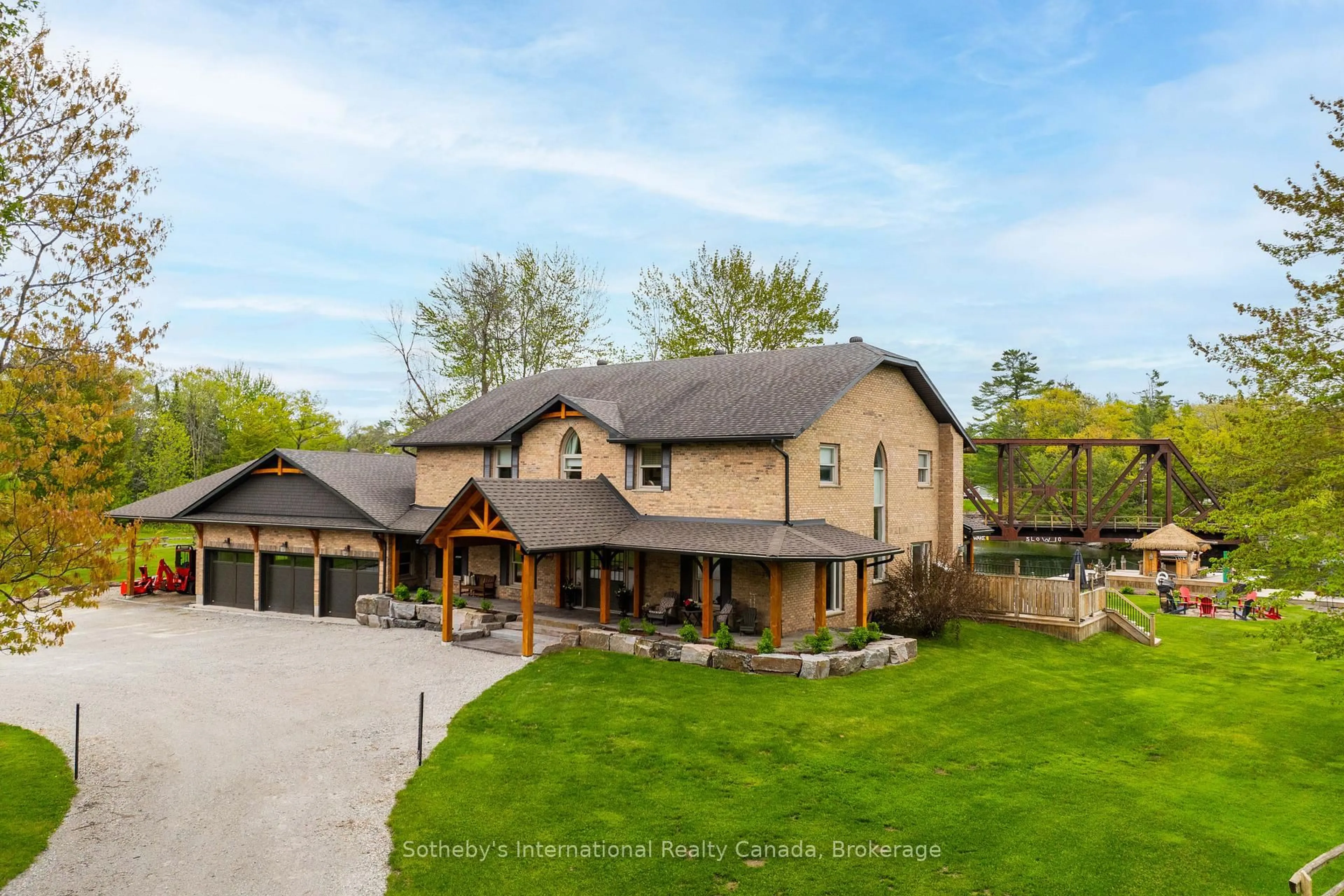 A pic from outside/outdoor area/front of a property/back of a property/a pic from drone, mountain view for 7583 Oak Point Rd, Severn Ontario L0K 2B0