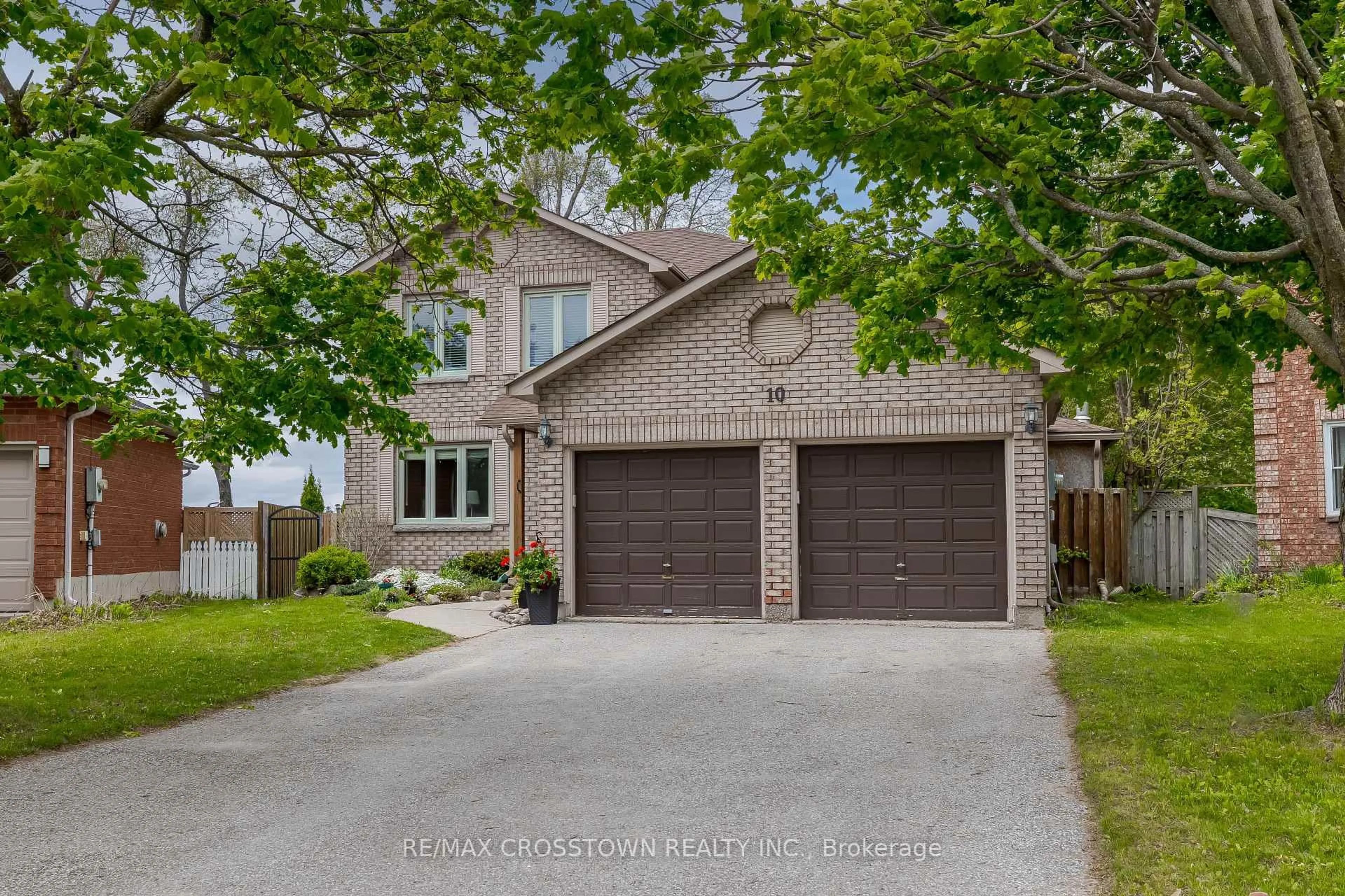 Home with brick exterior material, street for 10 Nugent Crt, Barrie Ontario L4N 7A9