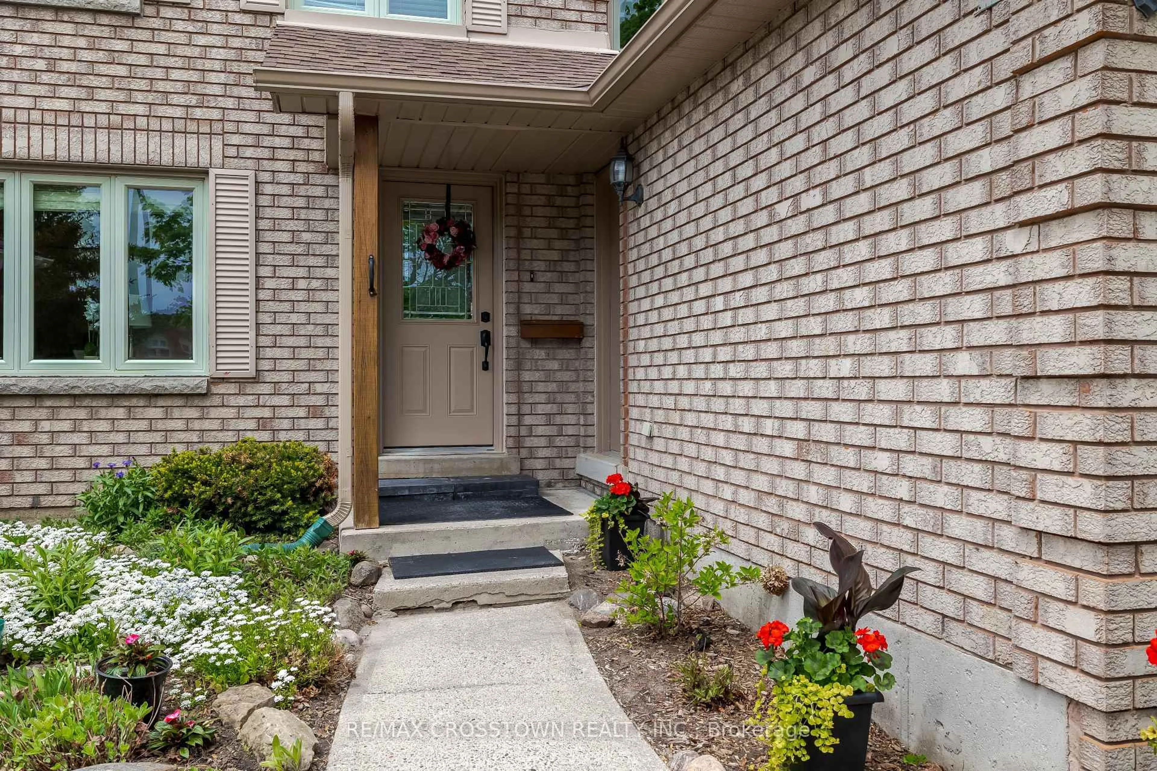 Home with brick exterior material, street for 10 Nugent Crt, Barrie Ontario L4N 7A9