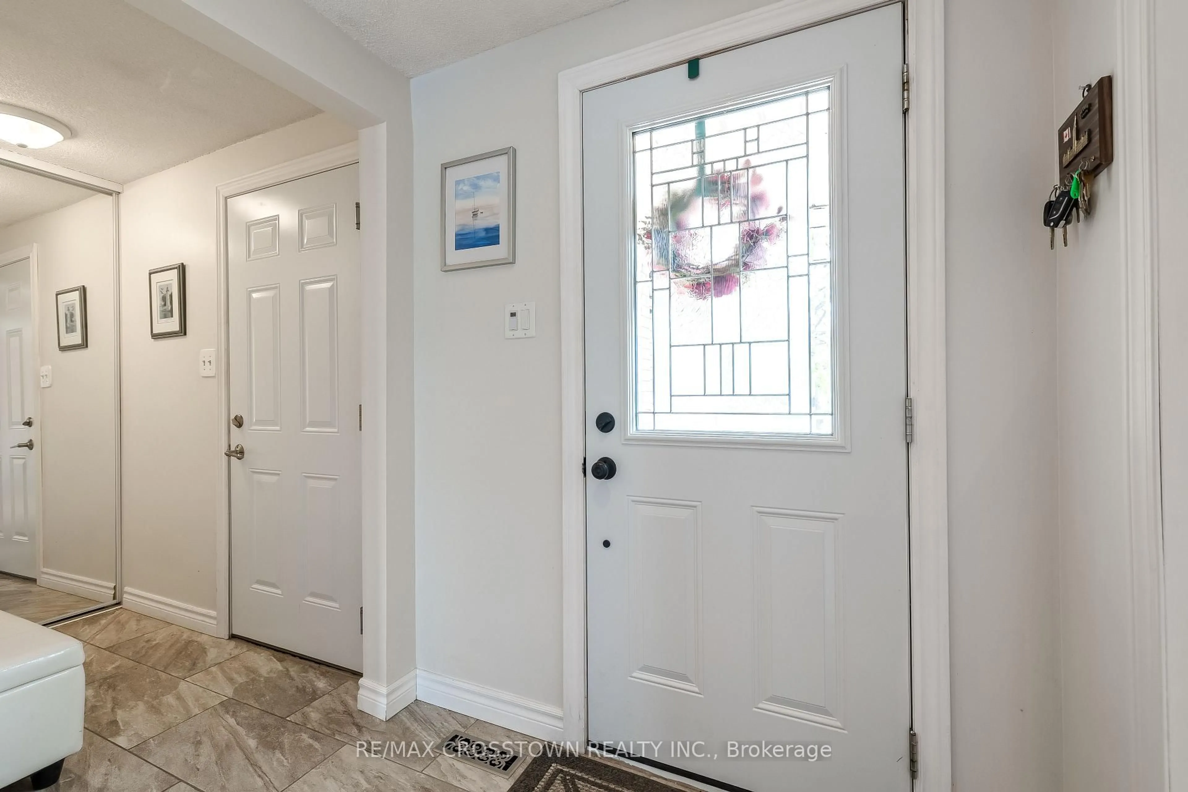 Indoor entryway for 10 Nugent Crt, Barrie Ontario L4N 7A9