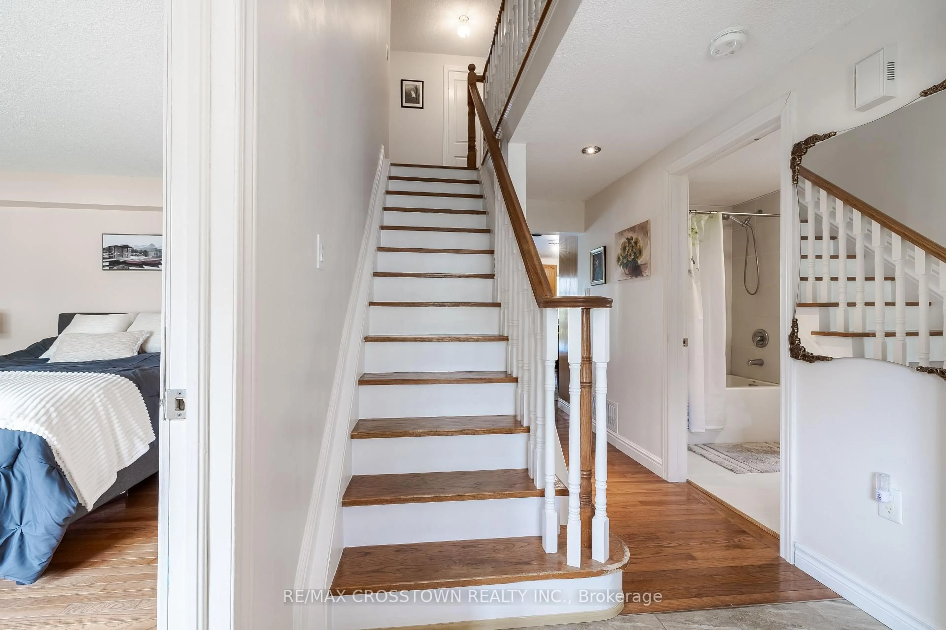 Stairs for 10 Nugent Crt, Barrie Ontario L4N 7A9