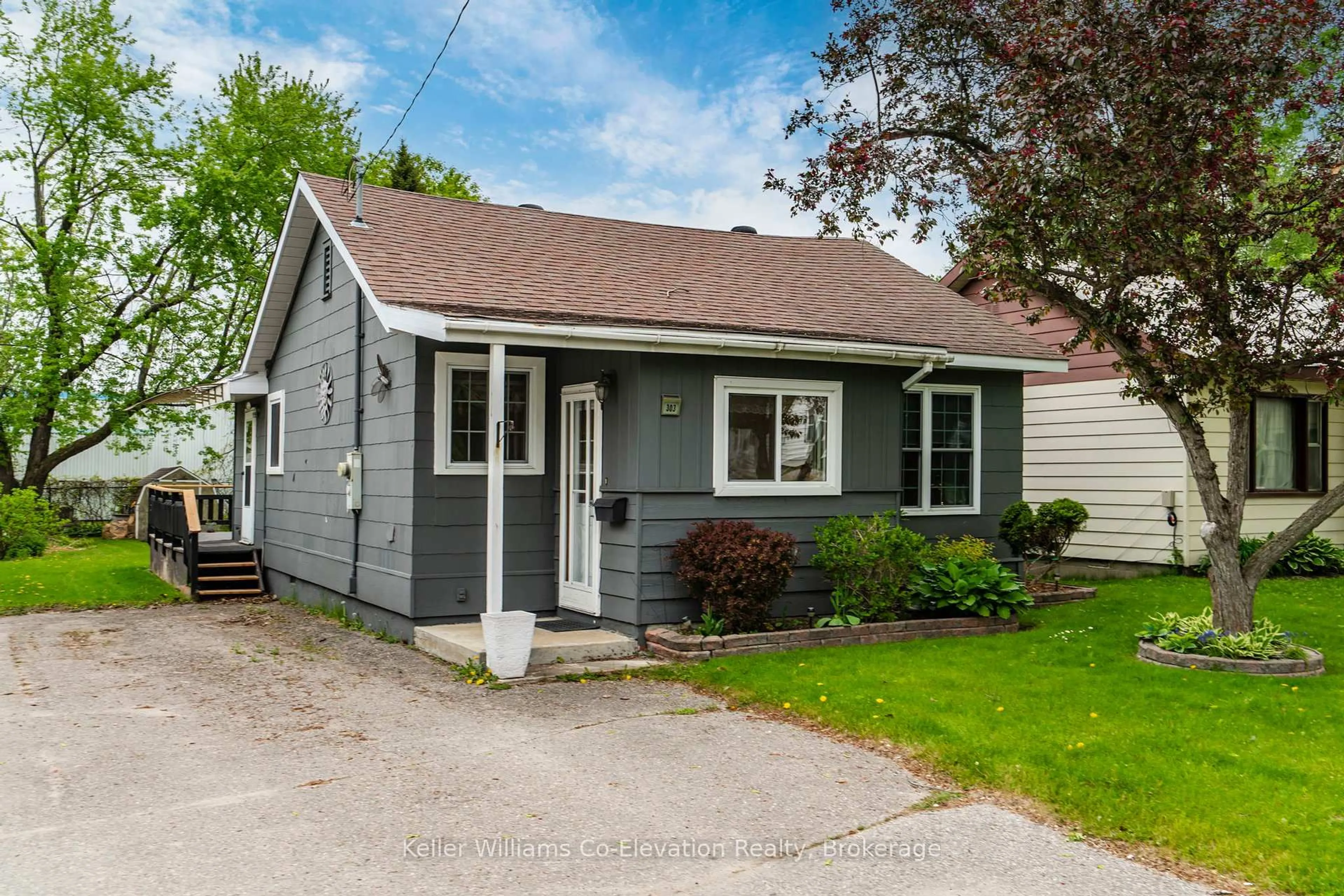 Home with vinyl exterior material, street for 303 William St, Midland Ontario L4R 4G2