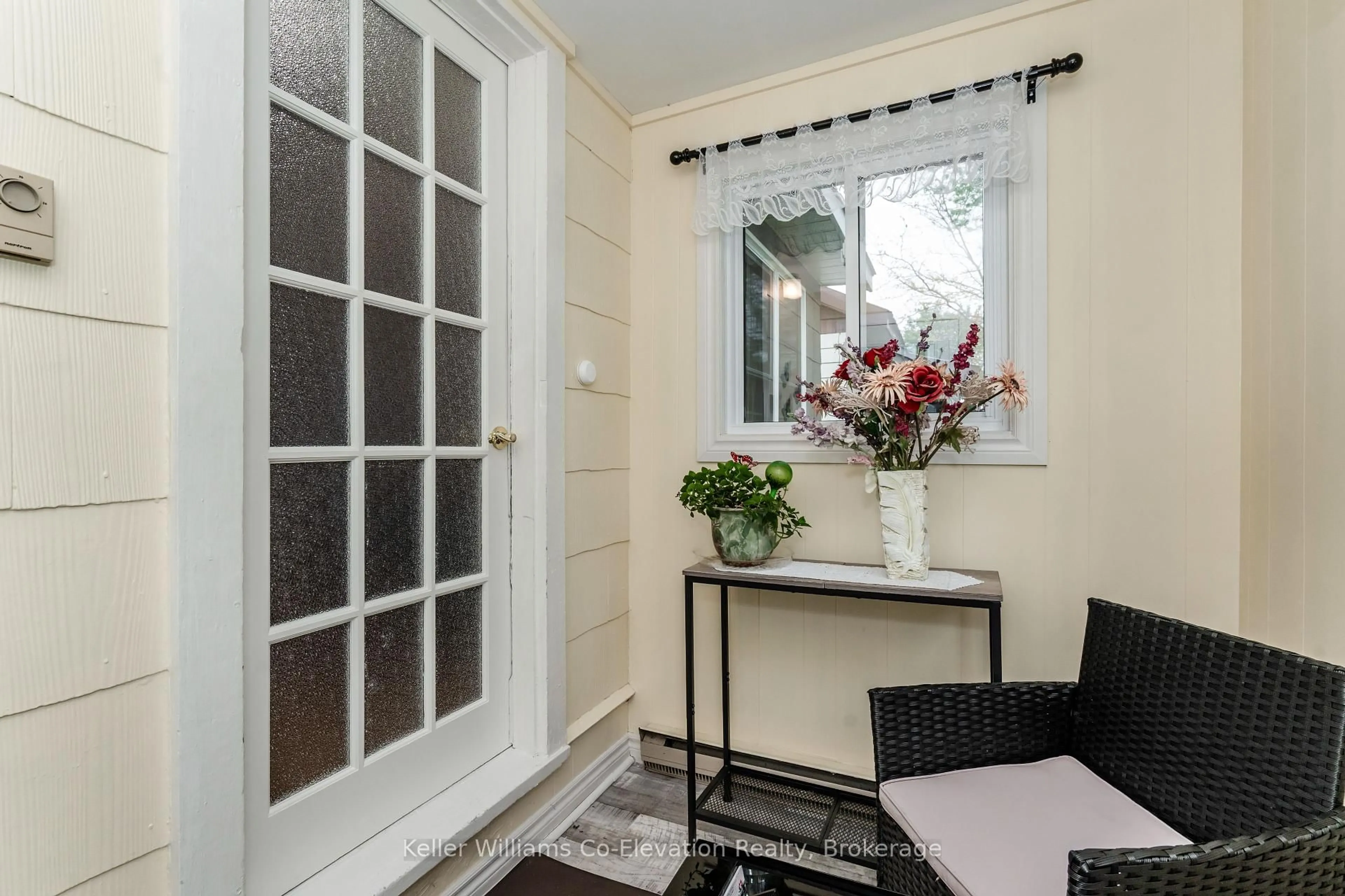 Indoor entryway for 303 William St, Midland Ontario L4R 4G2