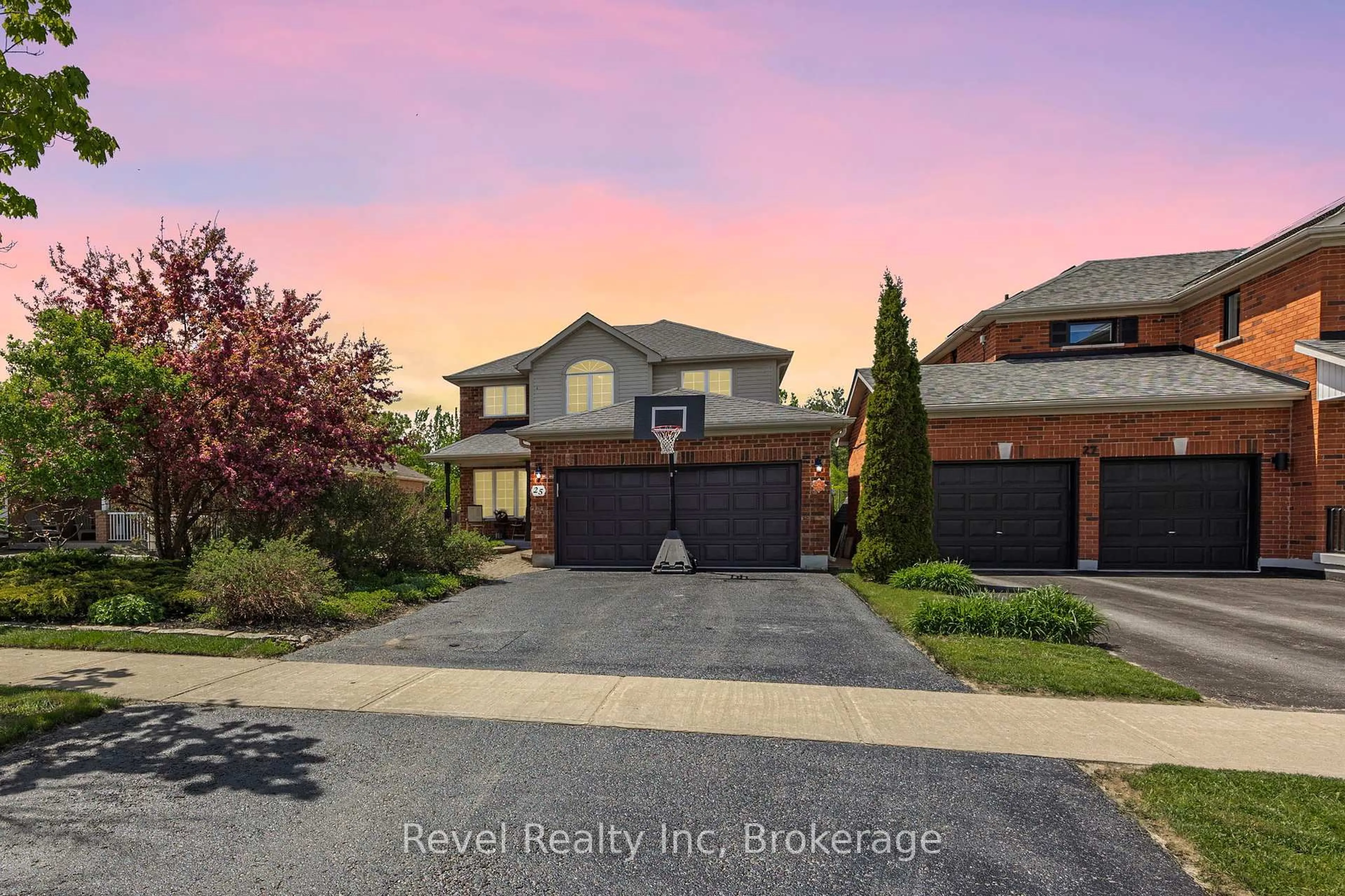 Home with brick exterior material, street for 25 Lakewoods Crt, Barrie Ontario L4N 0G4