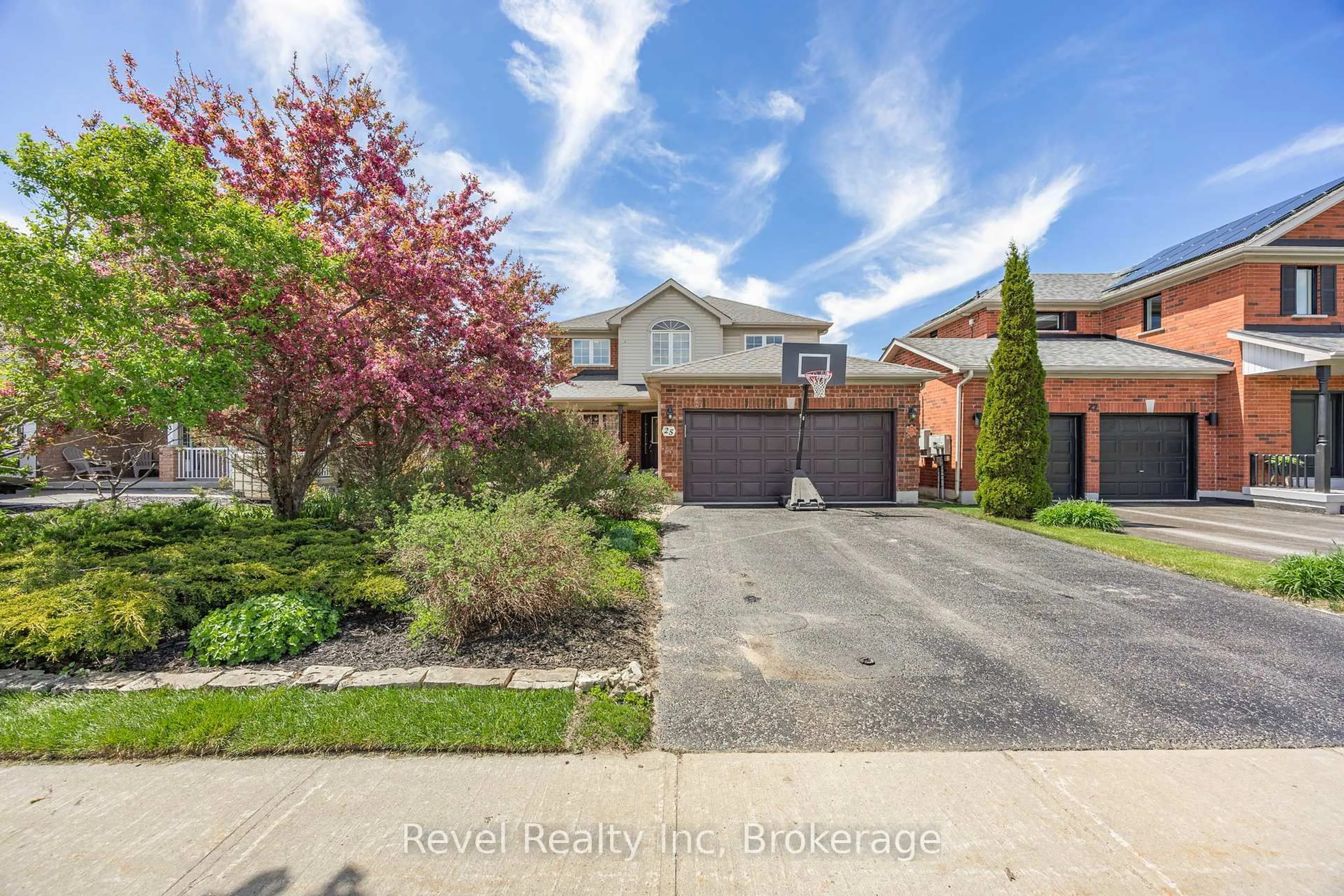 A pic from outside/outdoor area/front of a property/back of a property/a pic from drone, street for 25 Lakewoods Crt, Barrie Ontario L4N 0G4